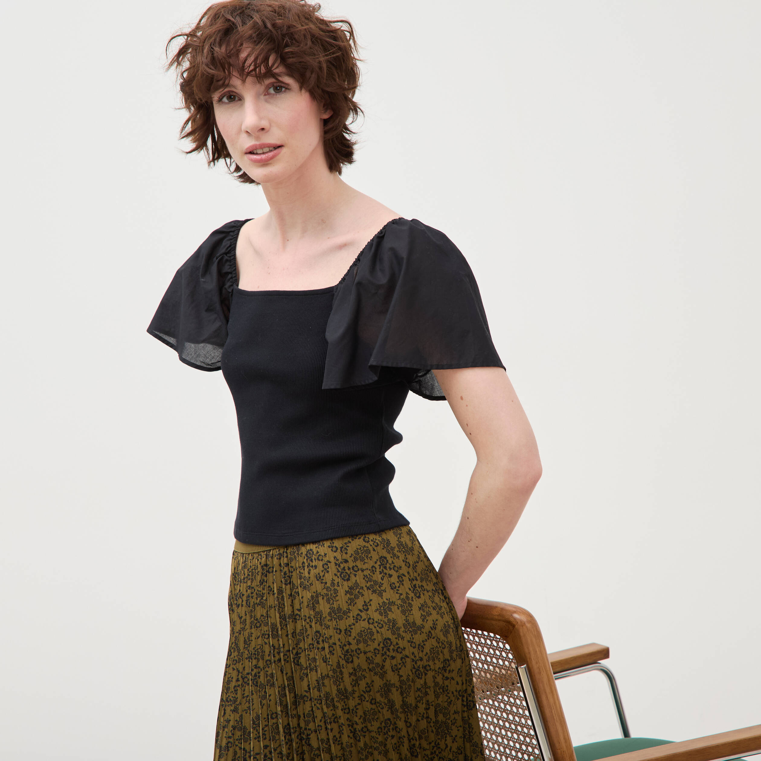 T-shirt bi-mati&egrave;re ajust&eacute; d&eacute;collet&eacute; noir femme