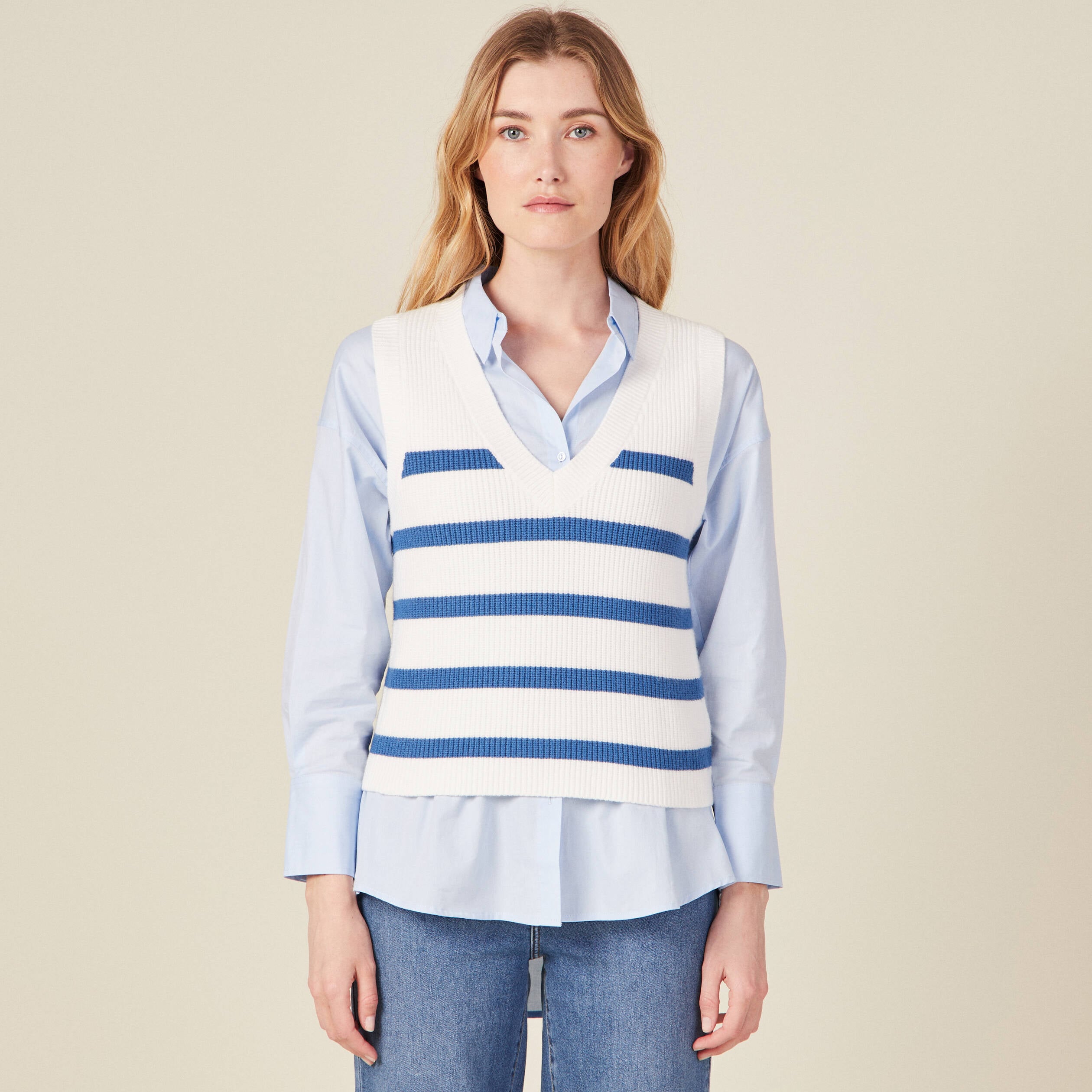 Pull droit court sans manches col v ecru femme