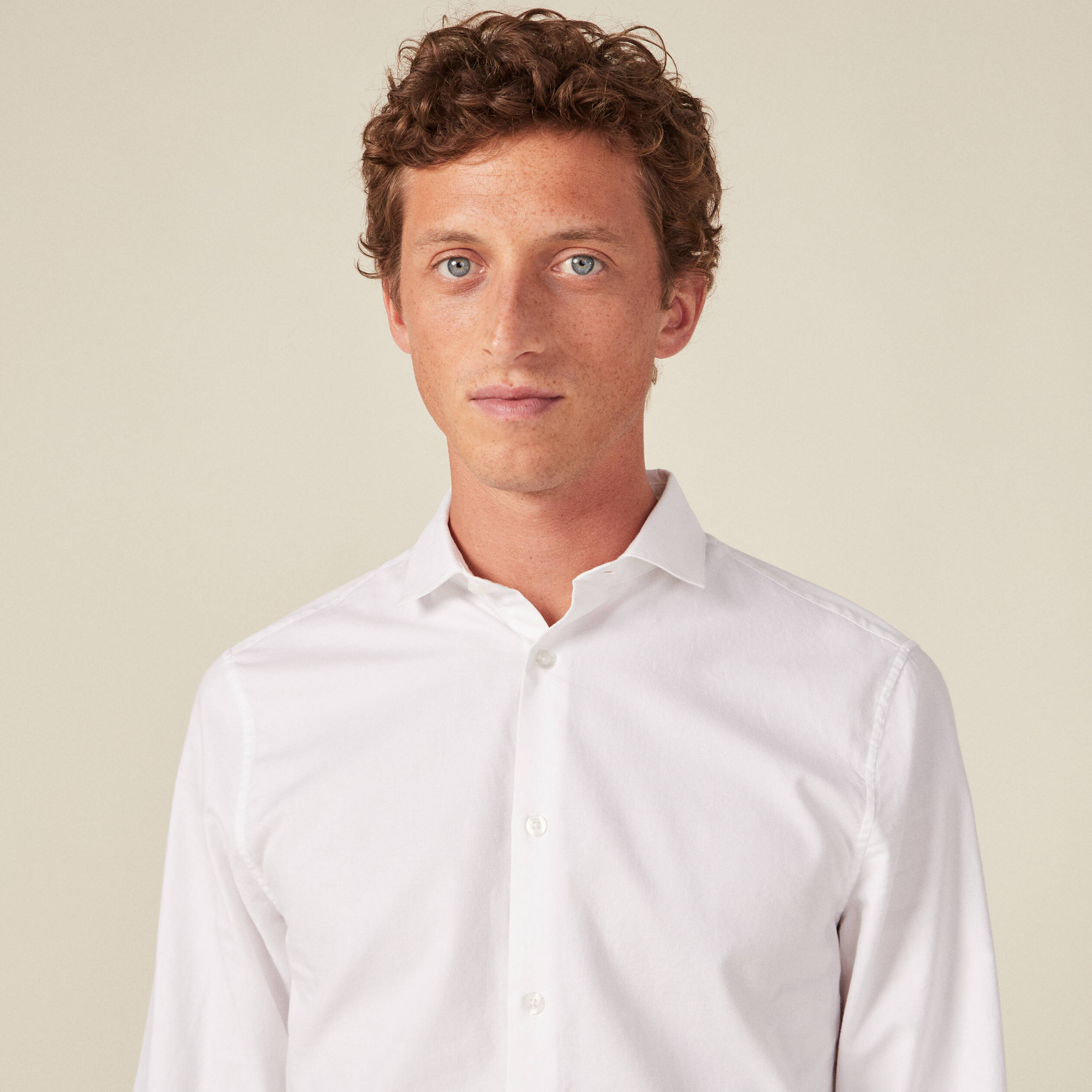 Col cintr&eacute; en coton manches longues blanc homme