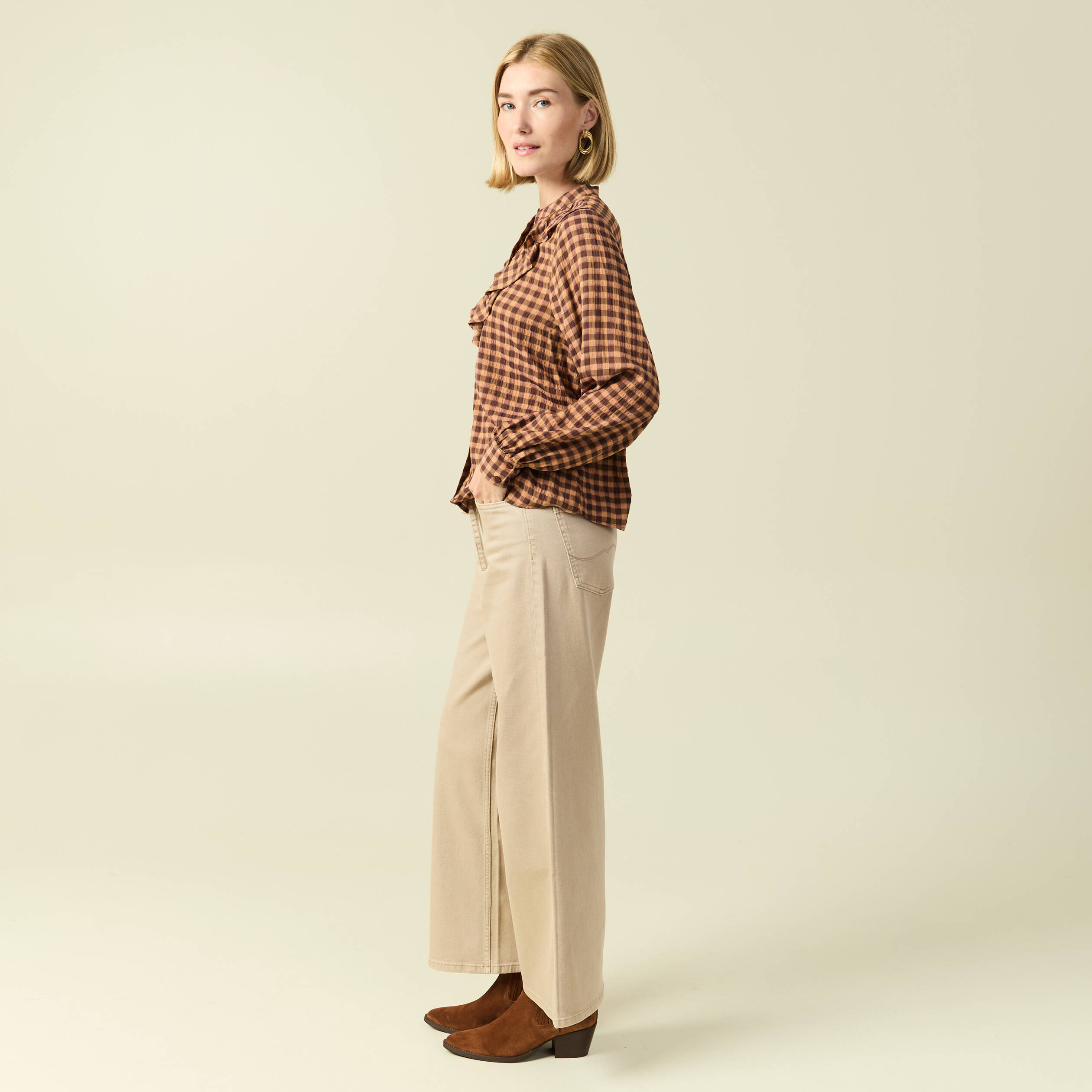 Chemise &agrave; volants manches longues marron fonc&eacute; femme