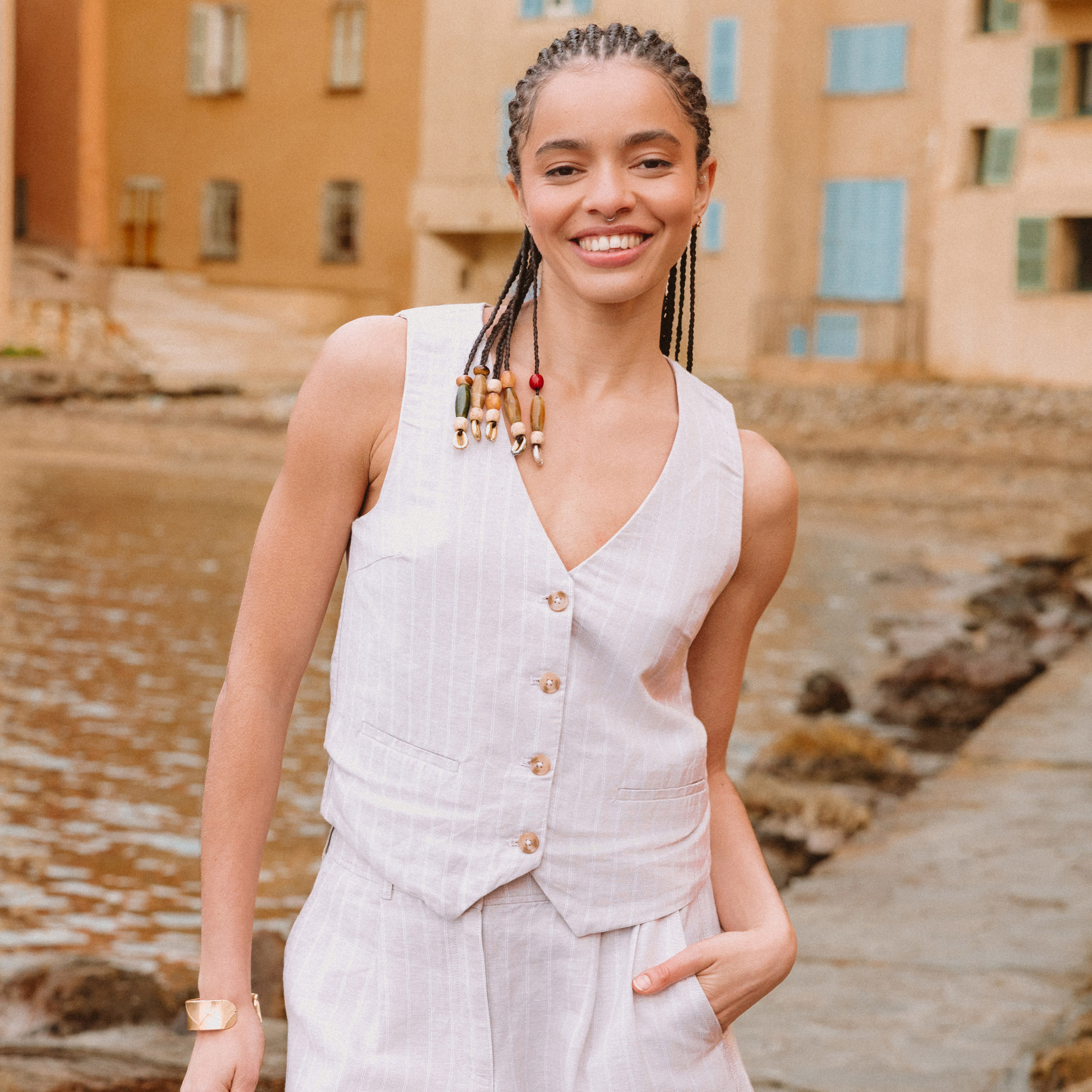 Gilet ajust&eacute; col v sans manches beige femme