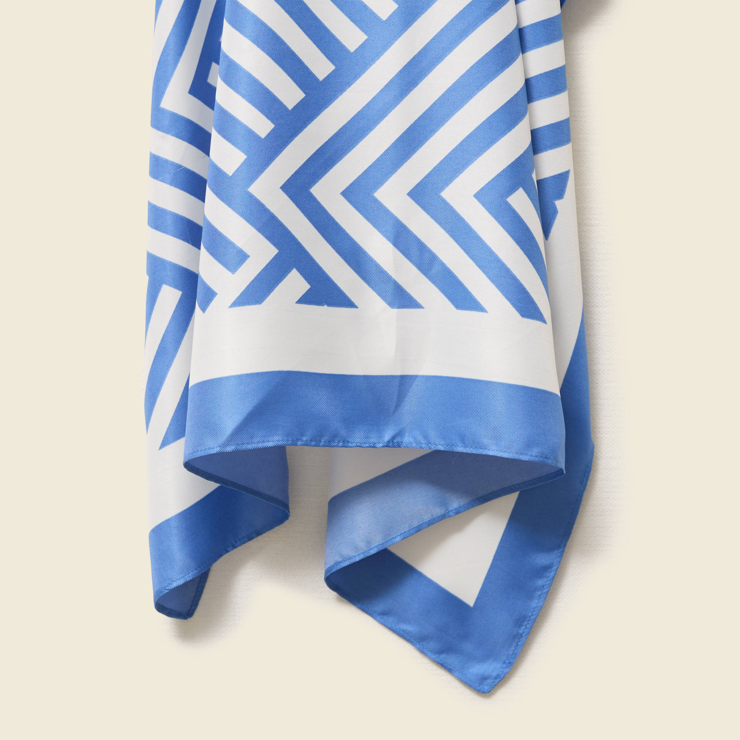 Foulard satin&eacute; bleu ciel femme