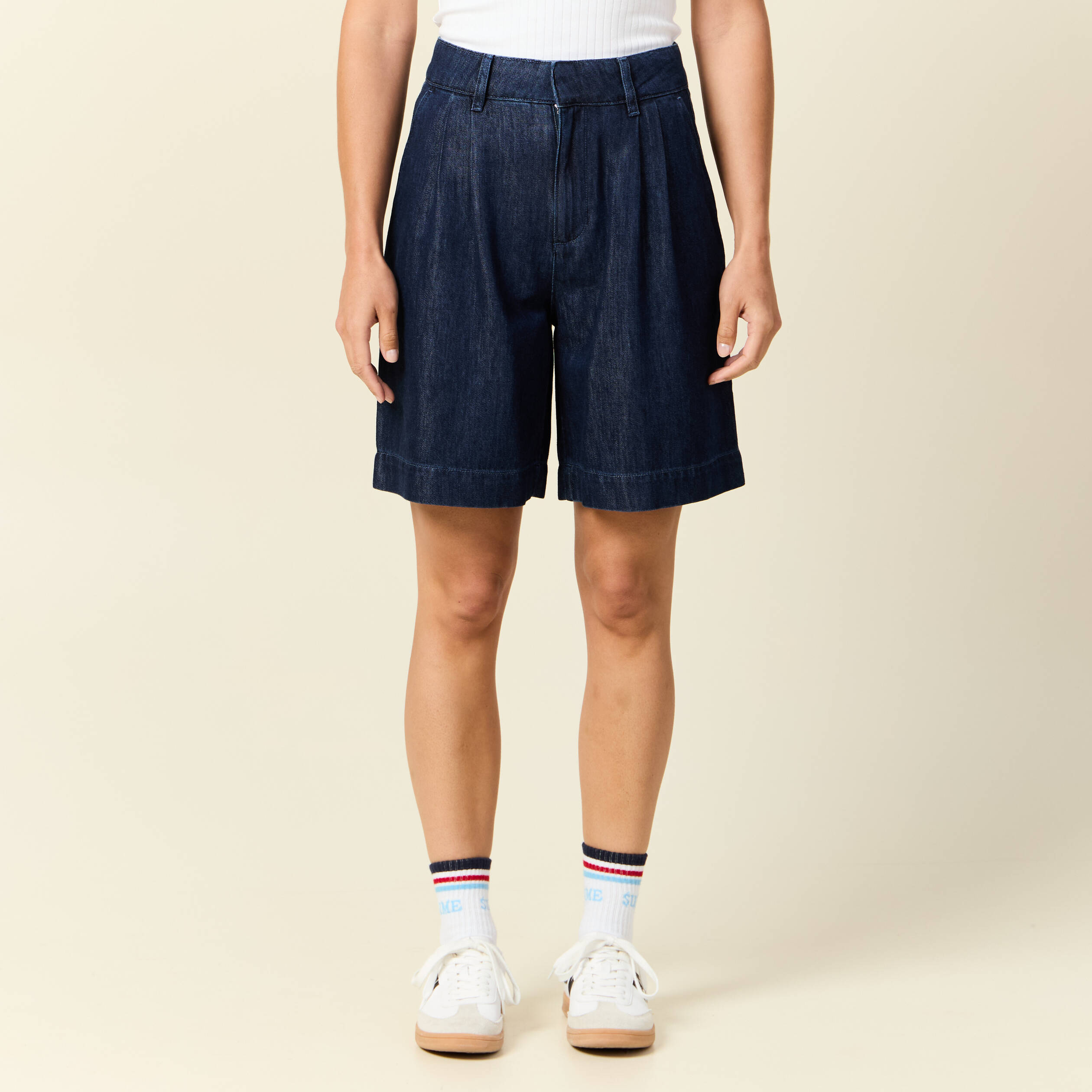 Bermuda droit pinces en jean denim brut femme