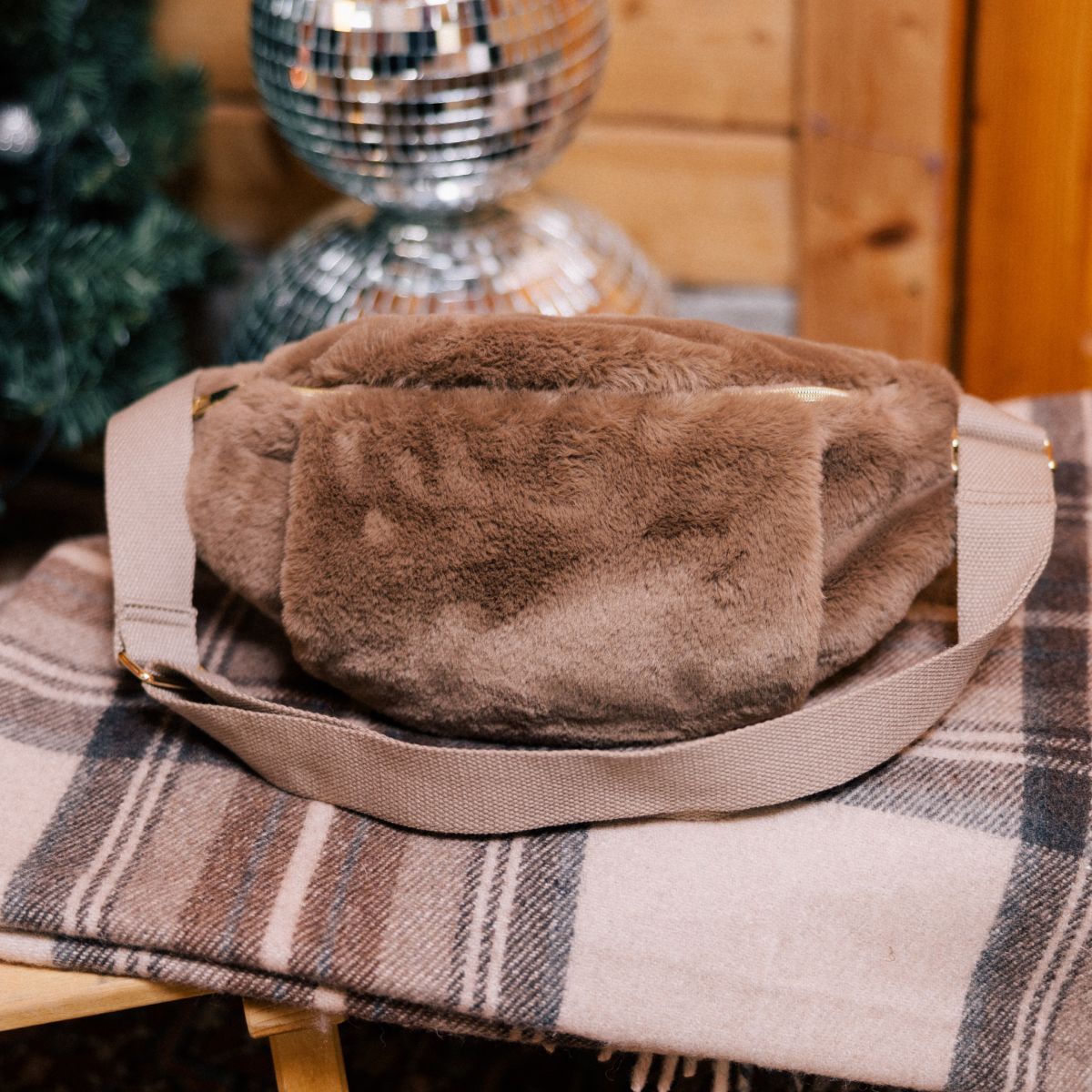 sac banane en fausse fourrure marron clair femme Sac banane en fausse fourrure marron clair femme