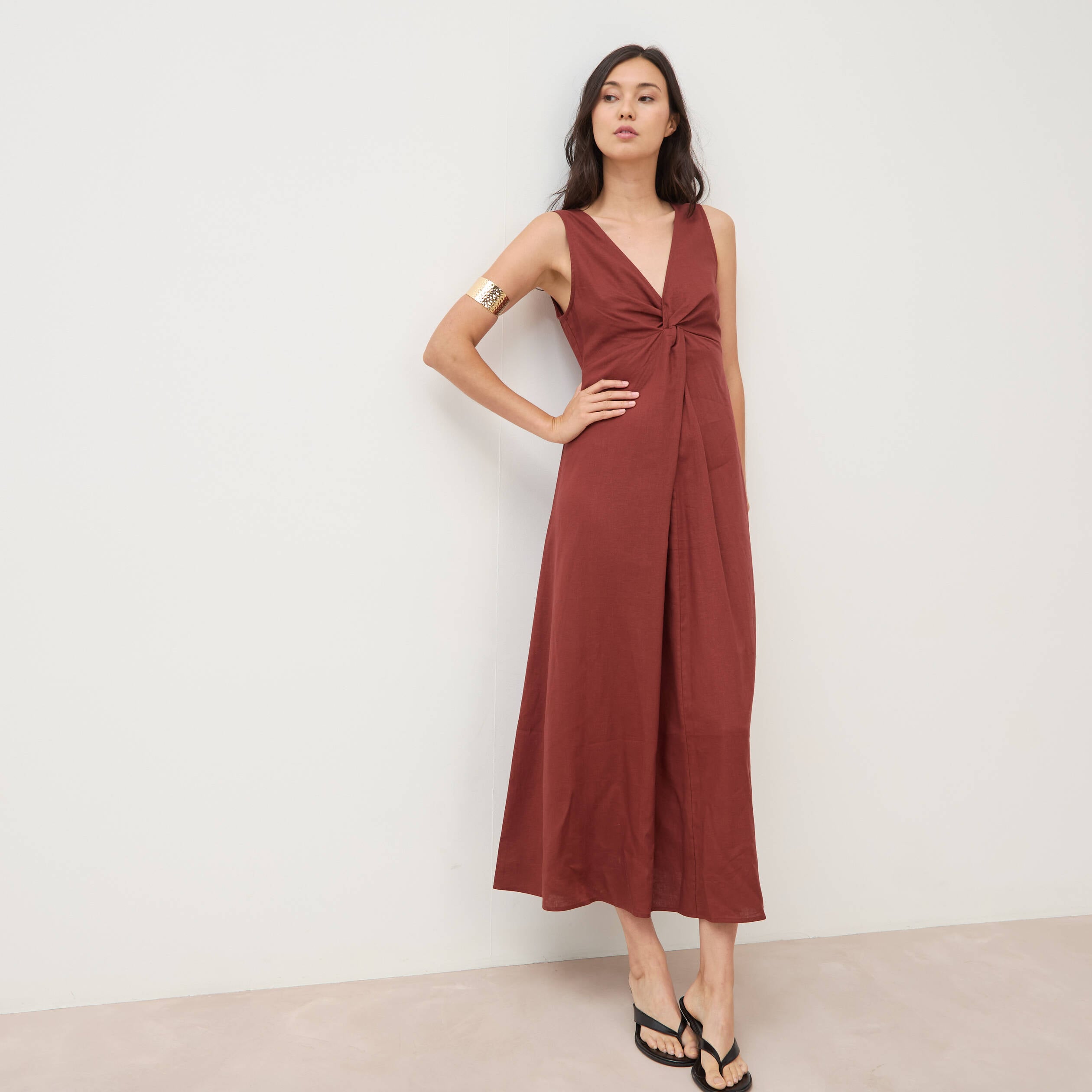 Robe sans manches col v marron cognac femme