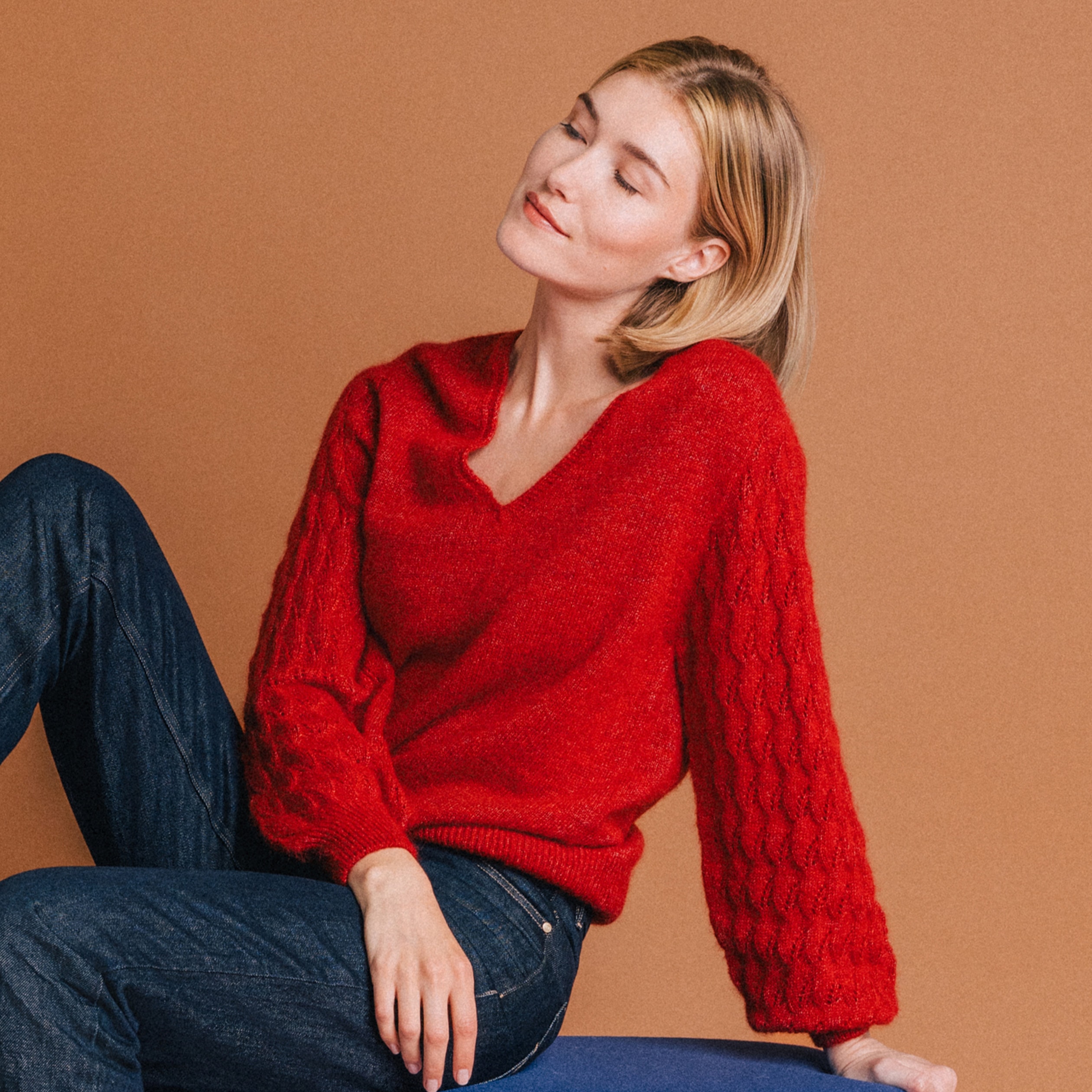 Pull ajour&eacute; col V manches longues rouge femme
