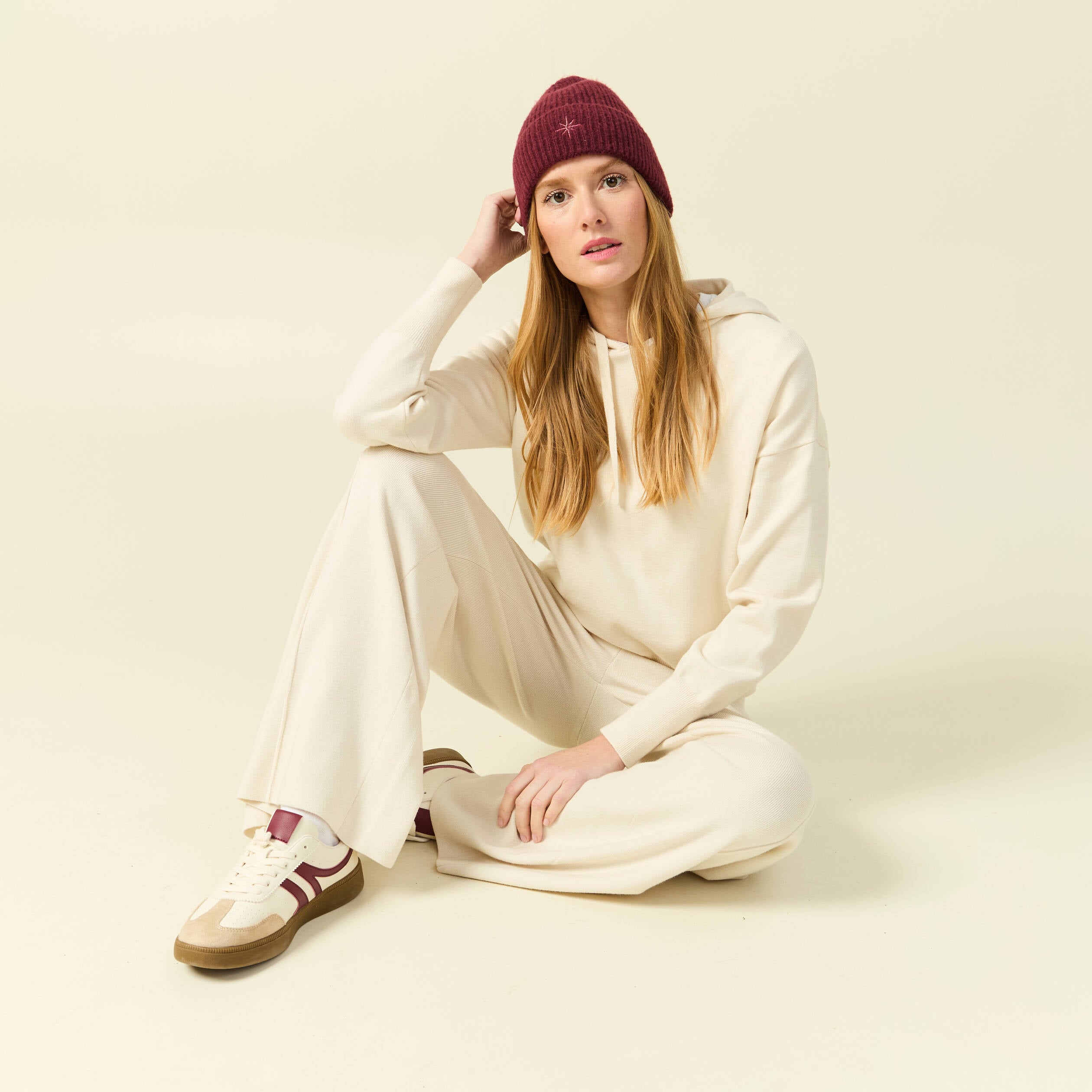 Sweat &agrave; capuche manches longues creme femme