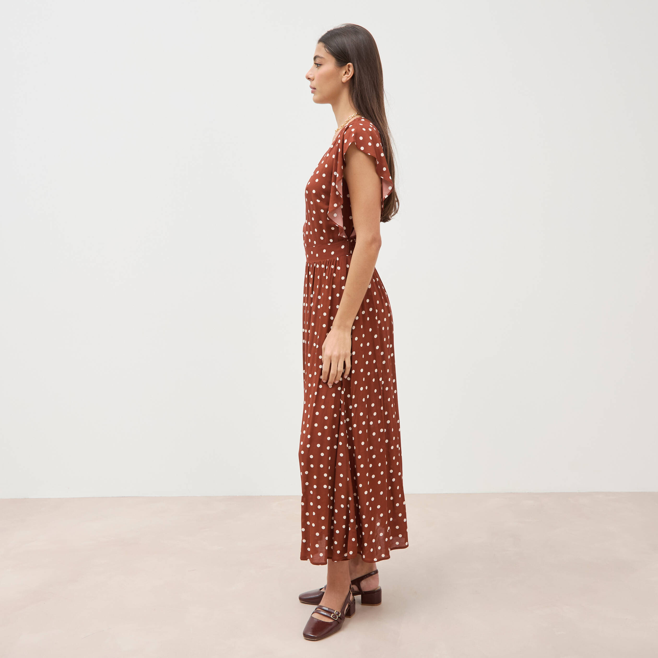 Robe longue &eacute;vas&eacute;e col v manches courtes marron cognac femme