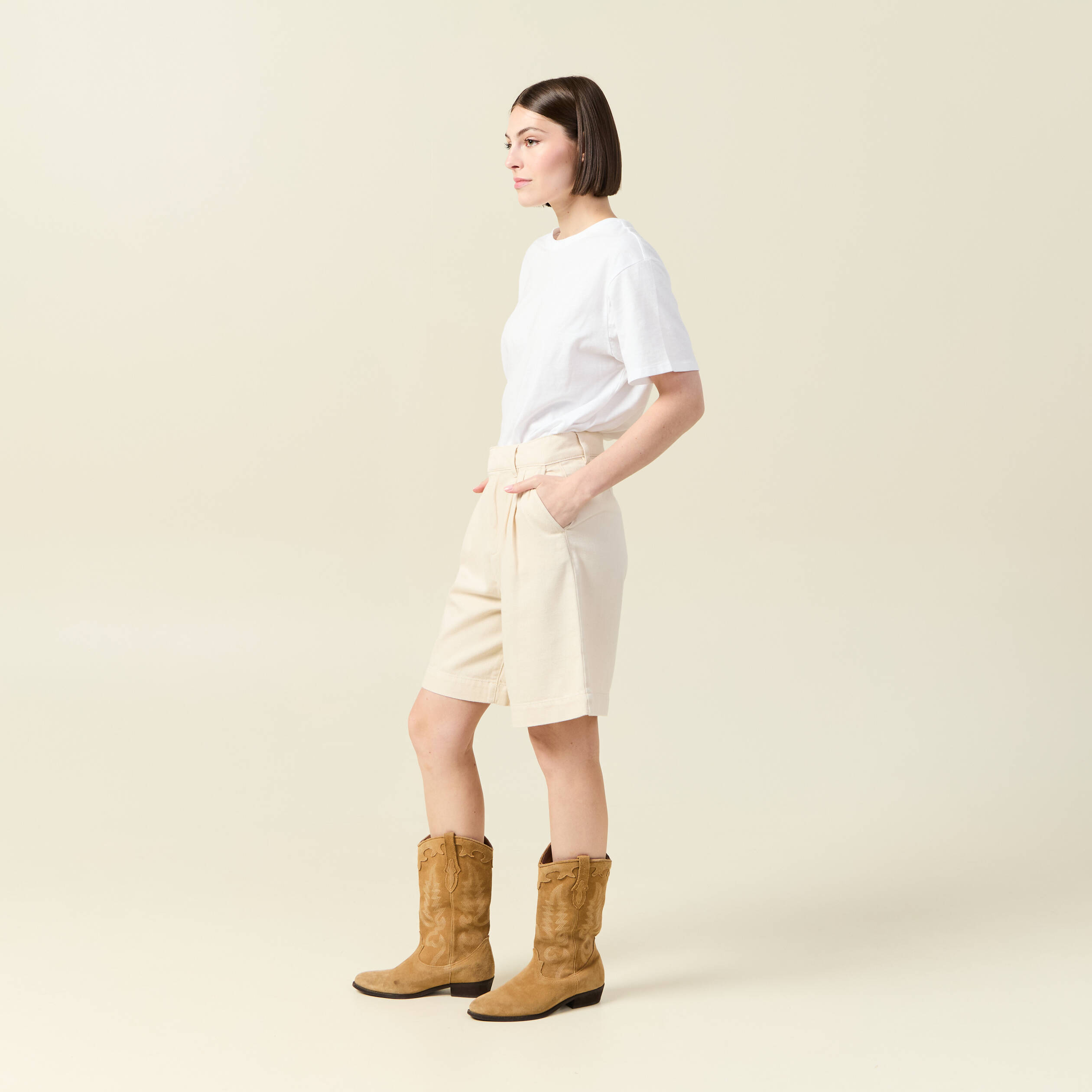 bermuda droit pinces en jean ecru femme Bermuda droit pinces en jean ecru femme