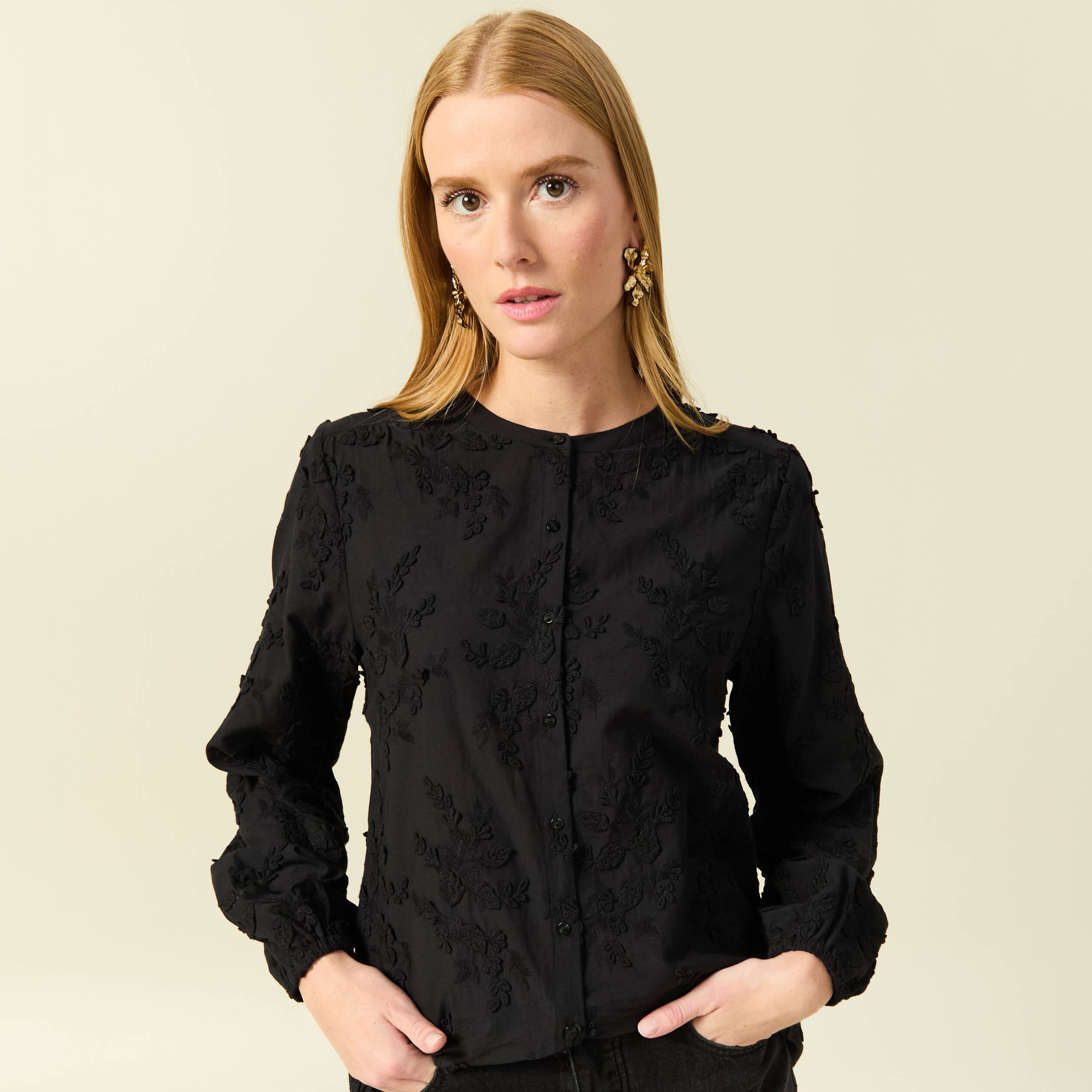 Chemise col rond manches longues brod&eacute;e noir femme