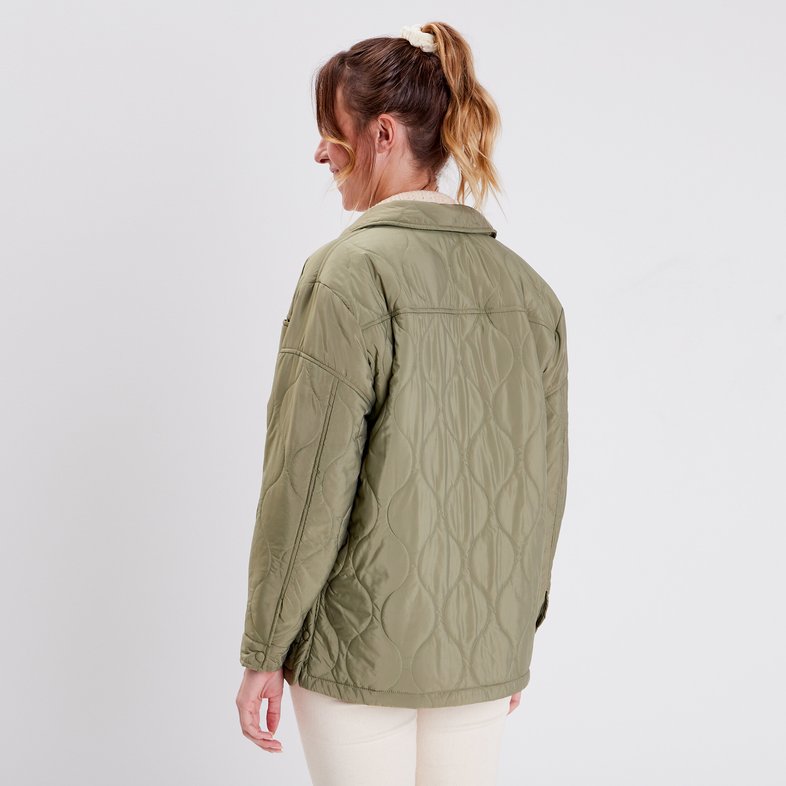 Veste droite matelass&eacute;e col chemise vert kaki femme