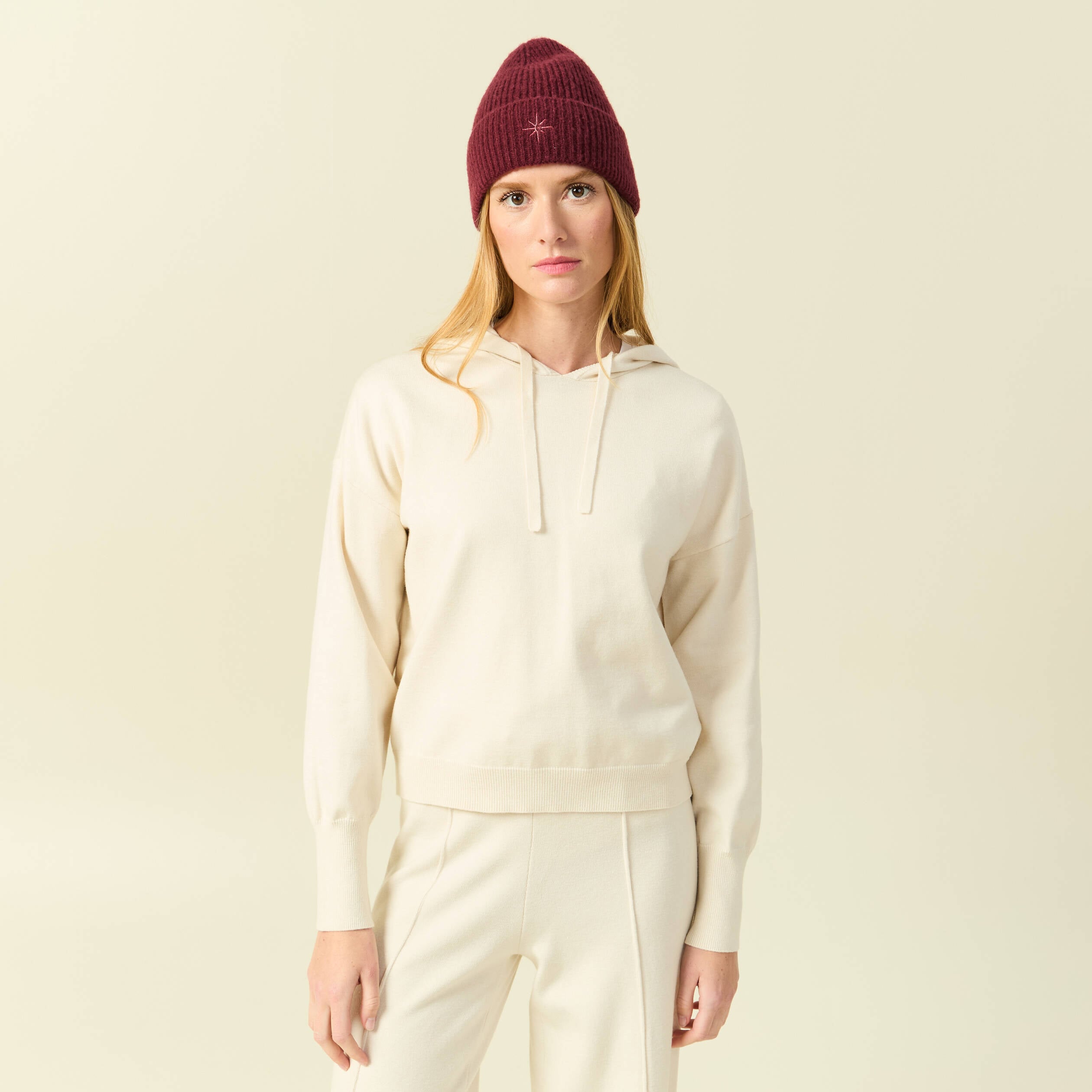Sweat &agrave; capuche manches longues creme femme