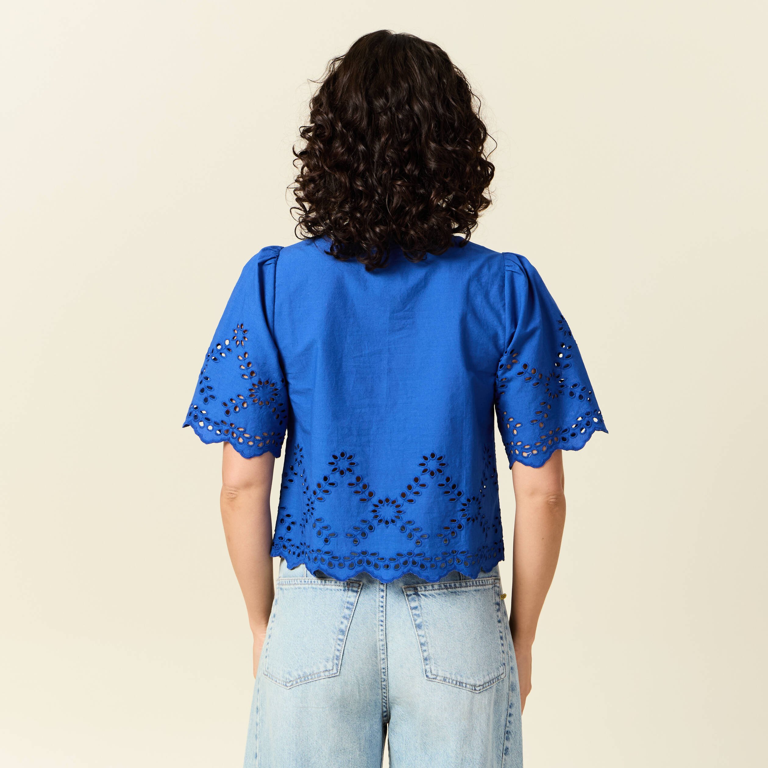 blouse manches courtes brodee bleu electrique femme Blouse manches courtes brodée bleu electrique femme