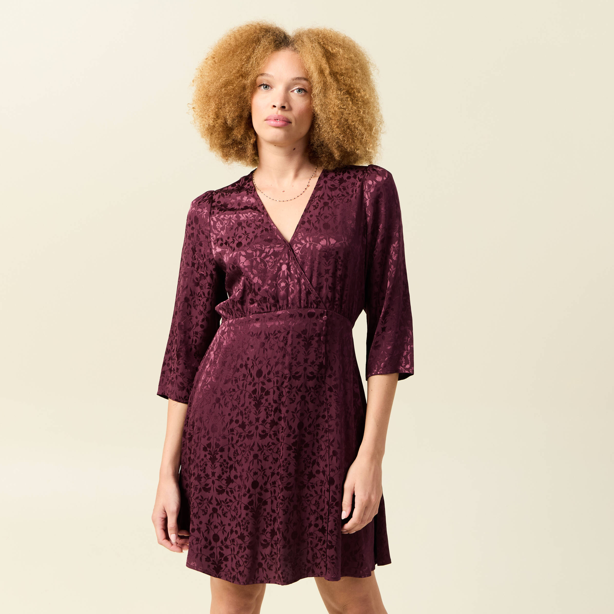 Robe &eacute;vas&eacute;e satin prune femme