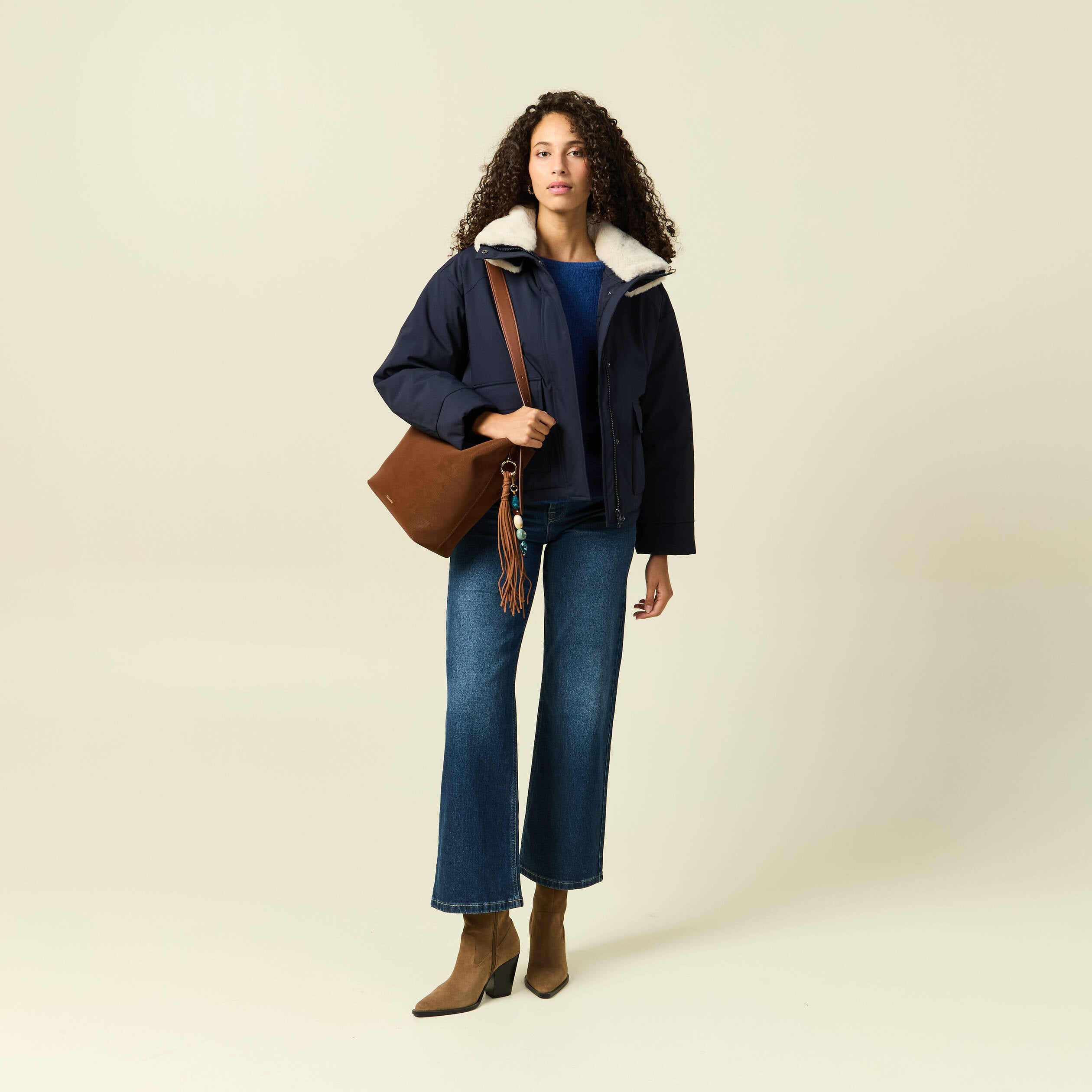 Manteau droit court col classique bleu fonc&eacute; femme