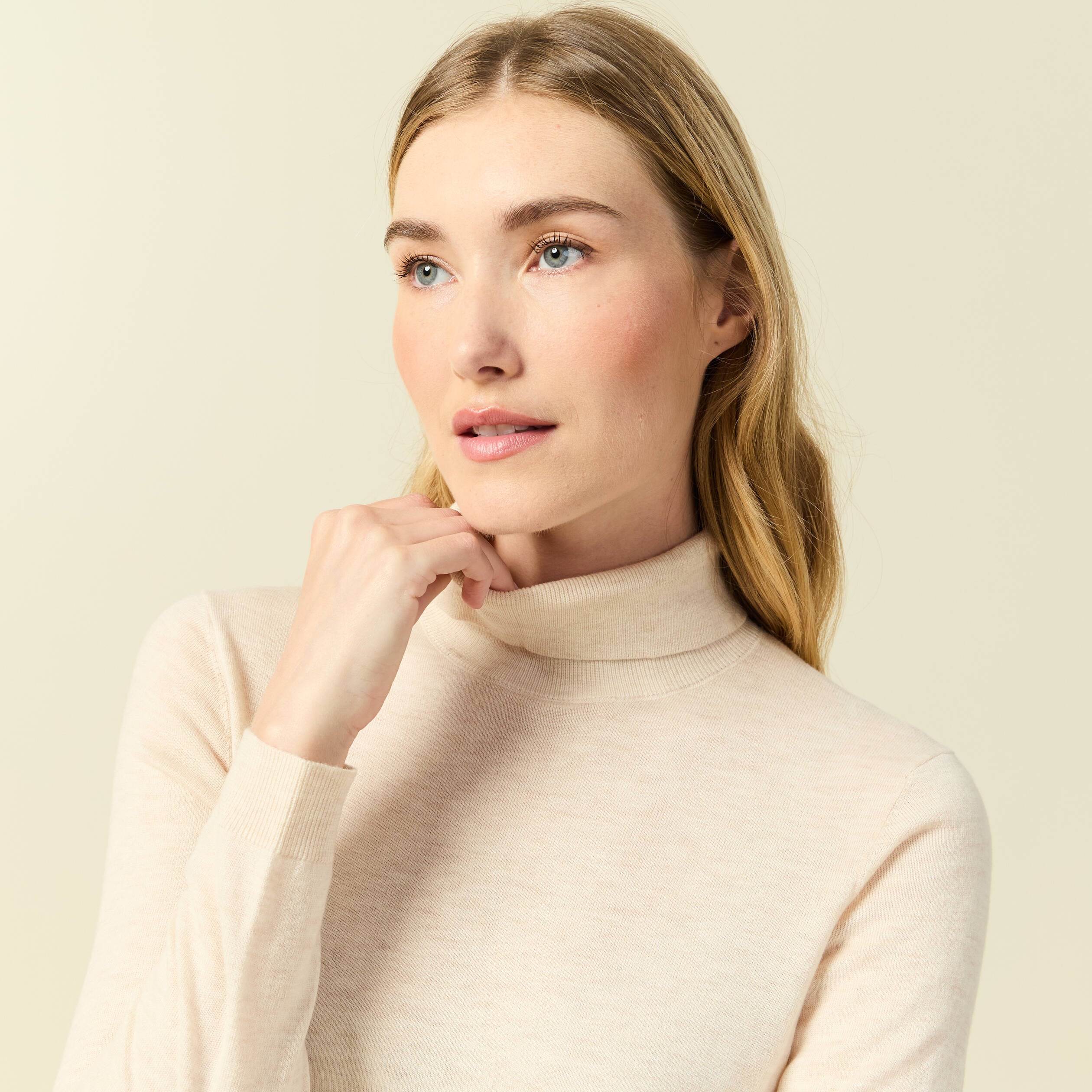 Pull fin col roul&eacute; manches longues creme femme