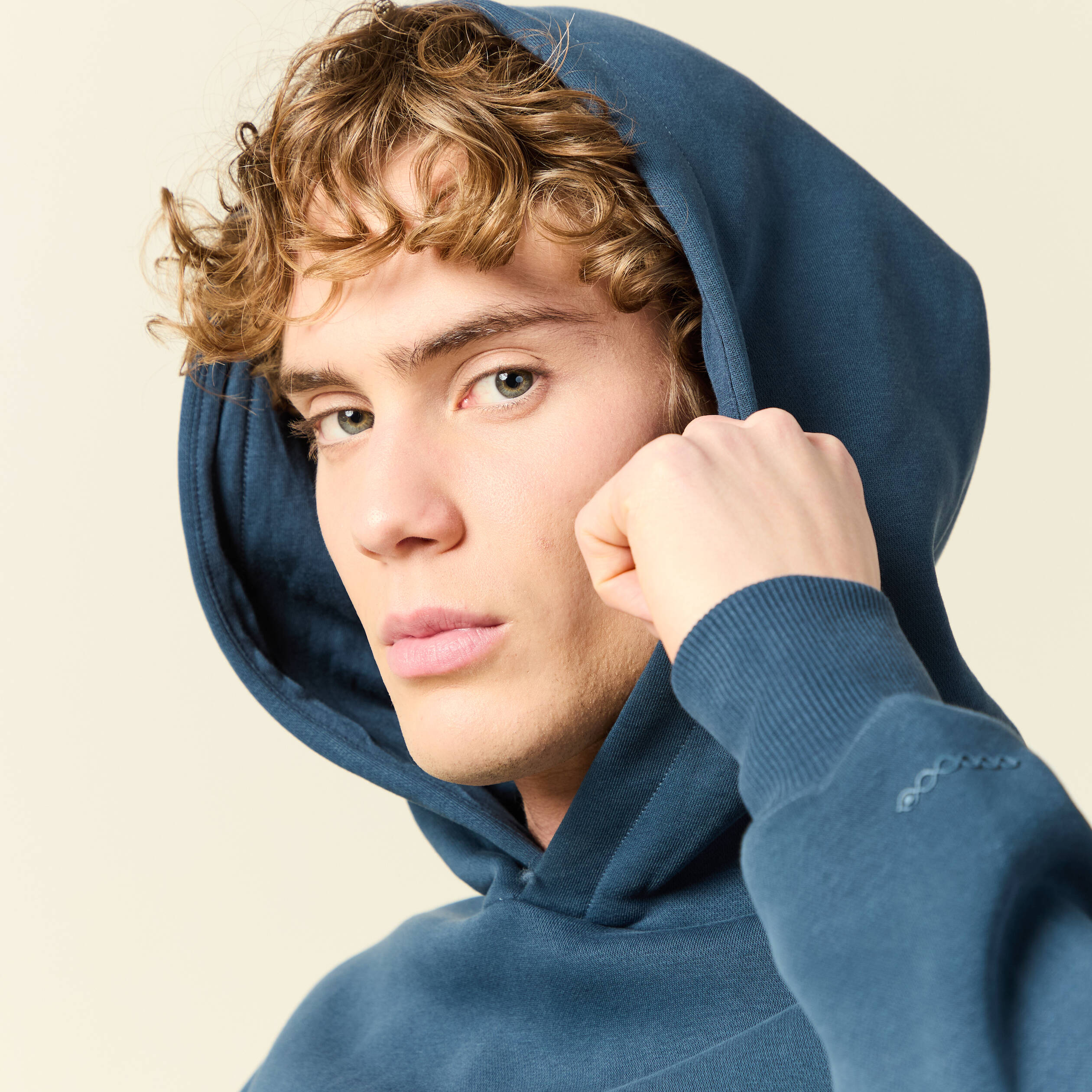 Sweat &agrave; capuche manches longues bleu fonc&eacute; homme