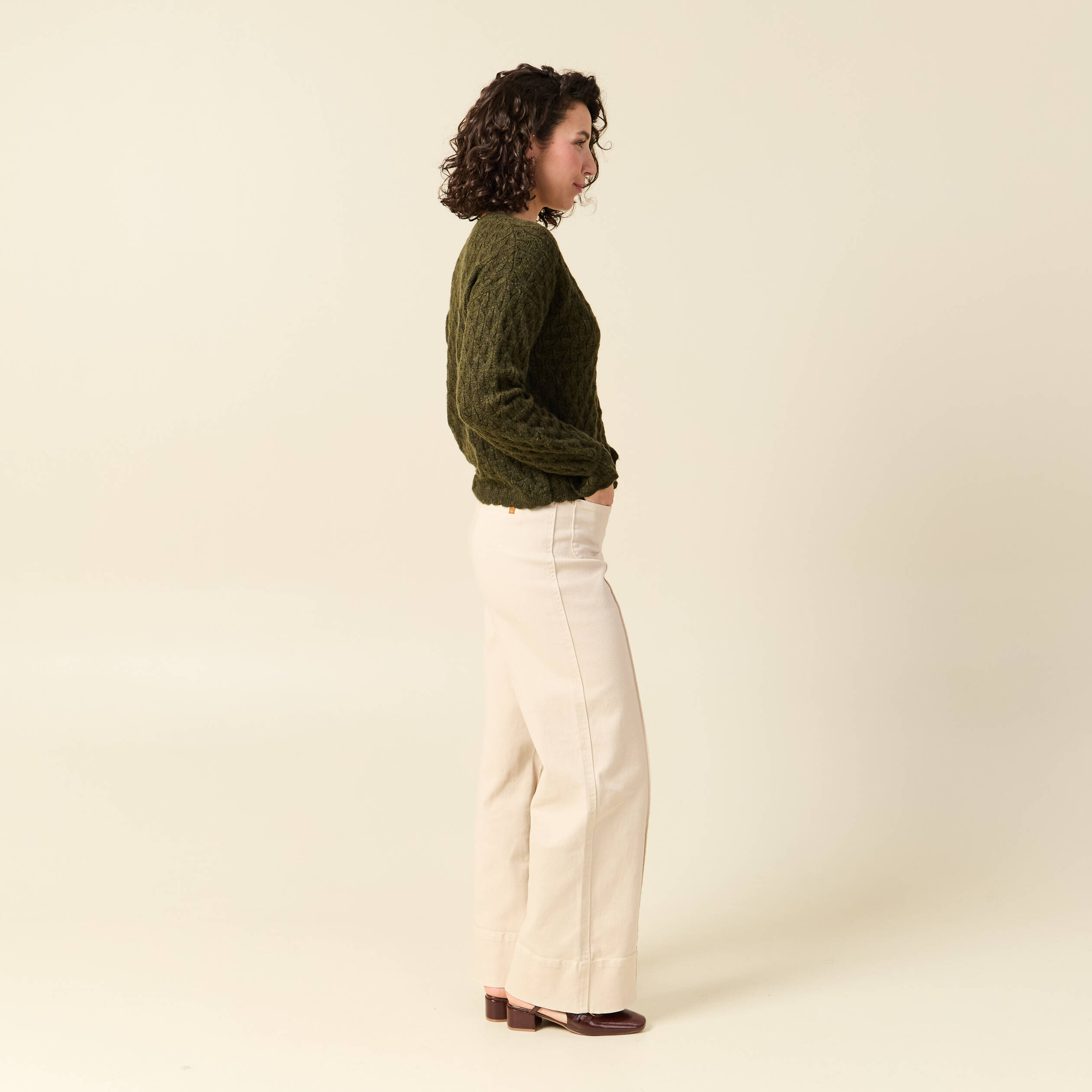 Gilet ajour&eacute; droit court col v vert kaki femme