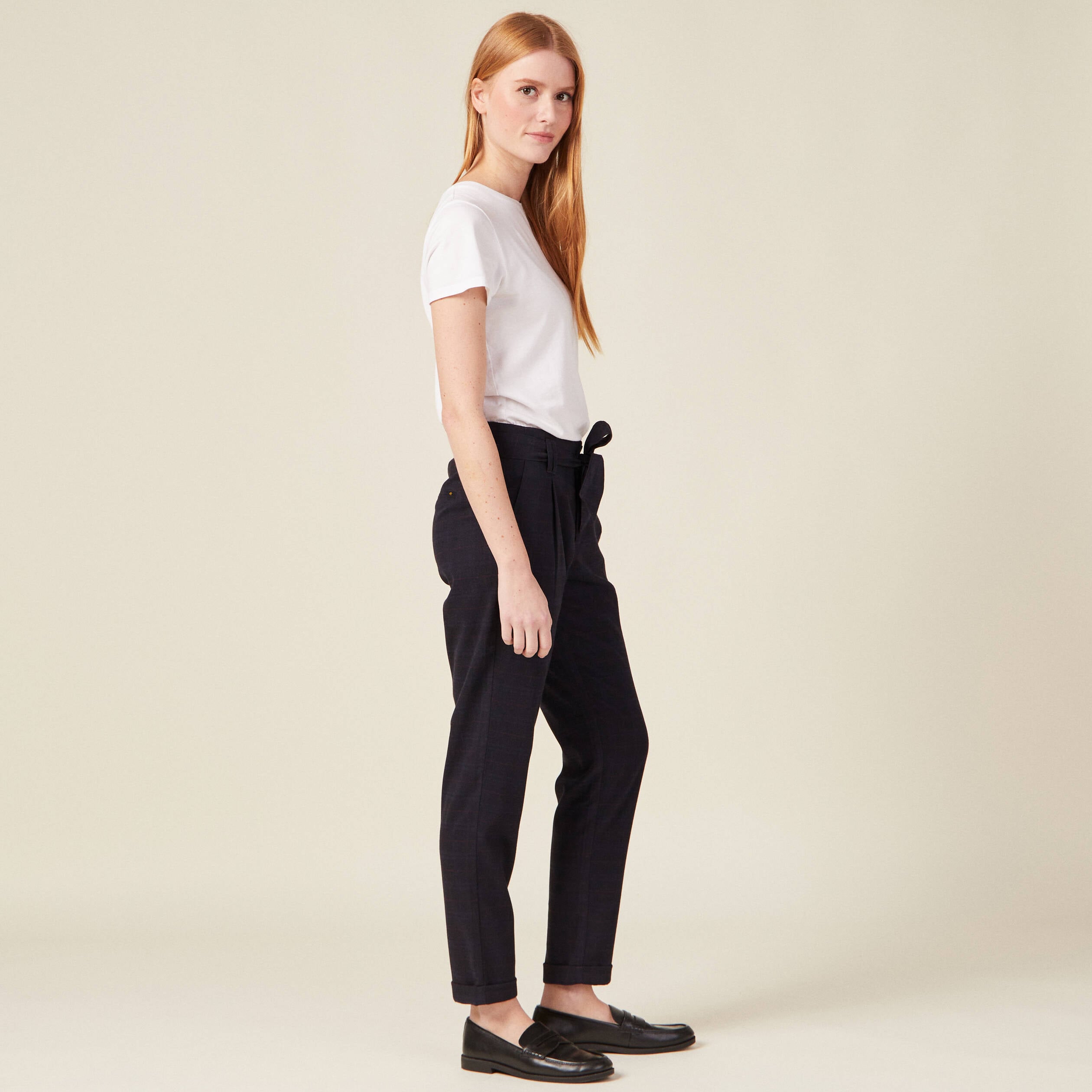 Pantalon carotte ceintur&eacute; bleu marine femme