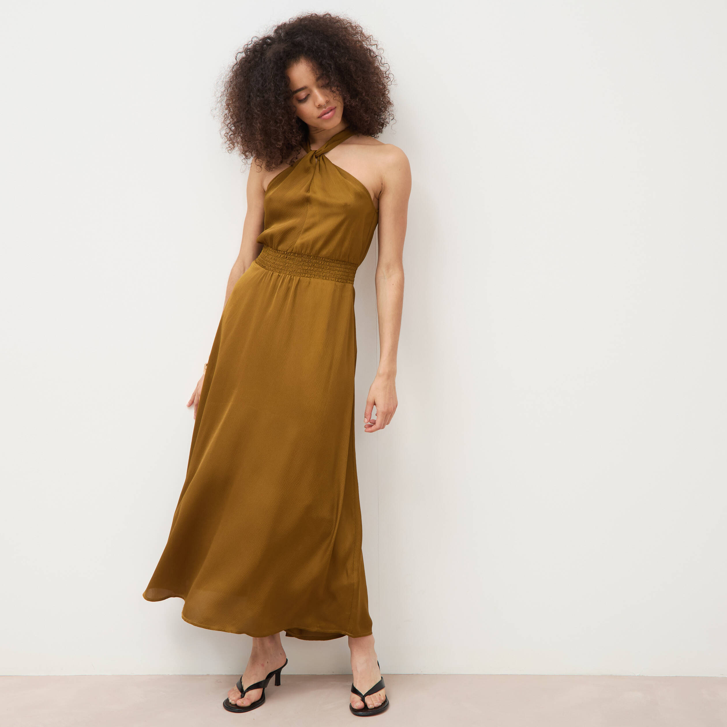 Robe satin&eacute;e col montant sans manches vert olive femme