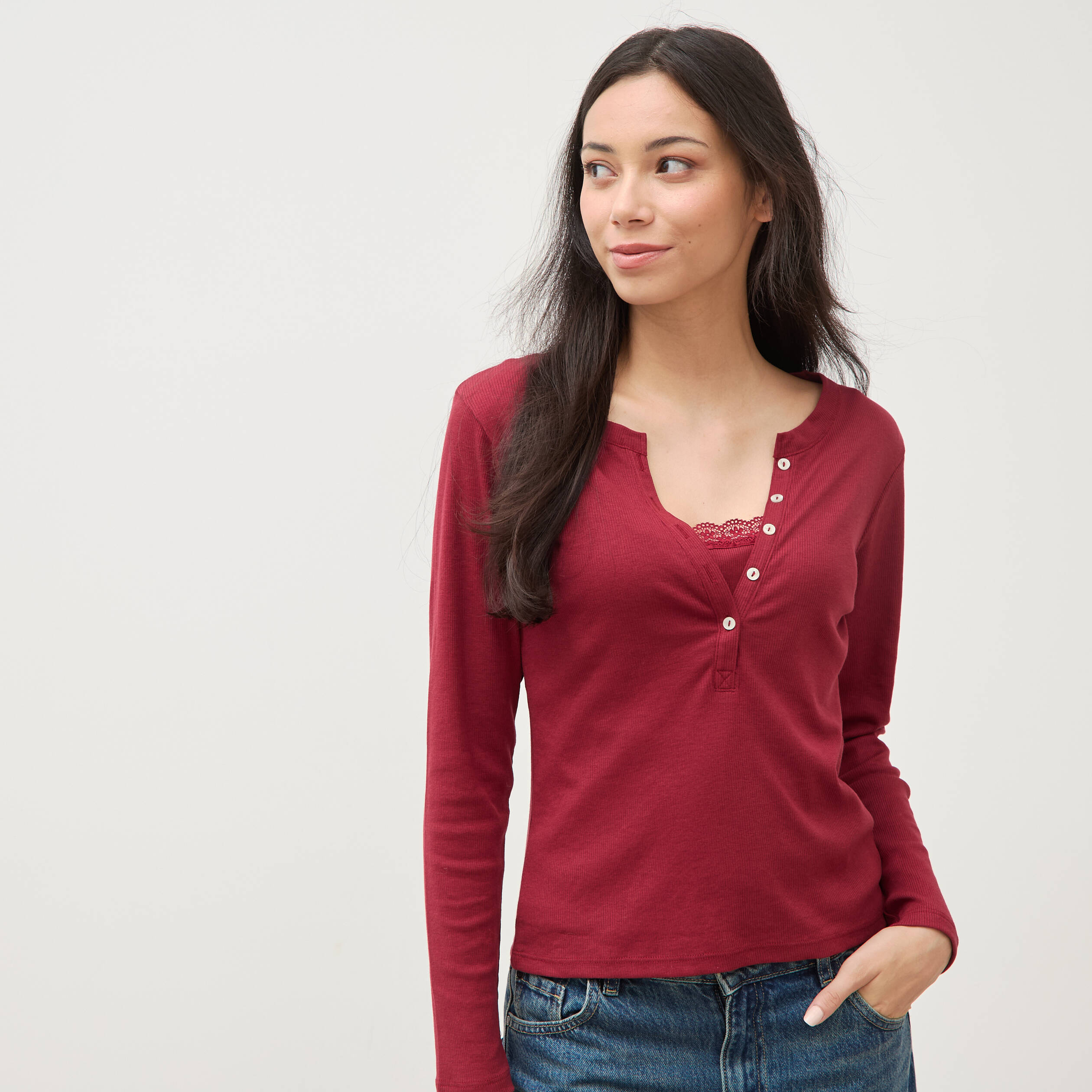 T-shirt cintr&eacute; manches longues rouge fonc&eacute; femme