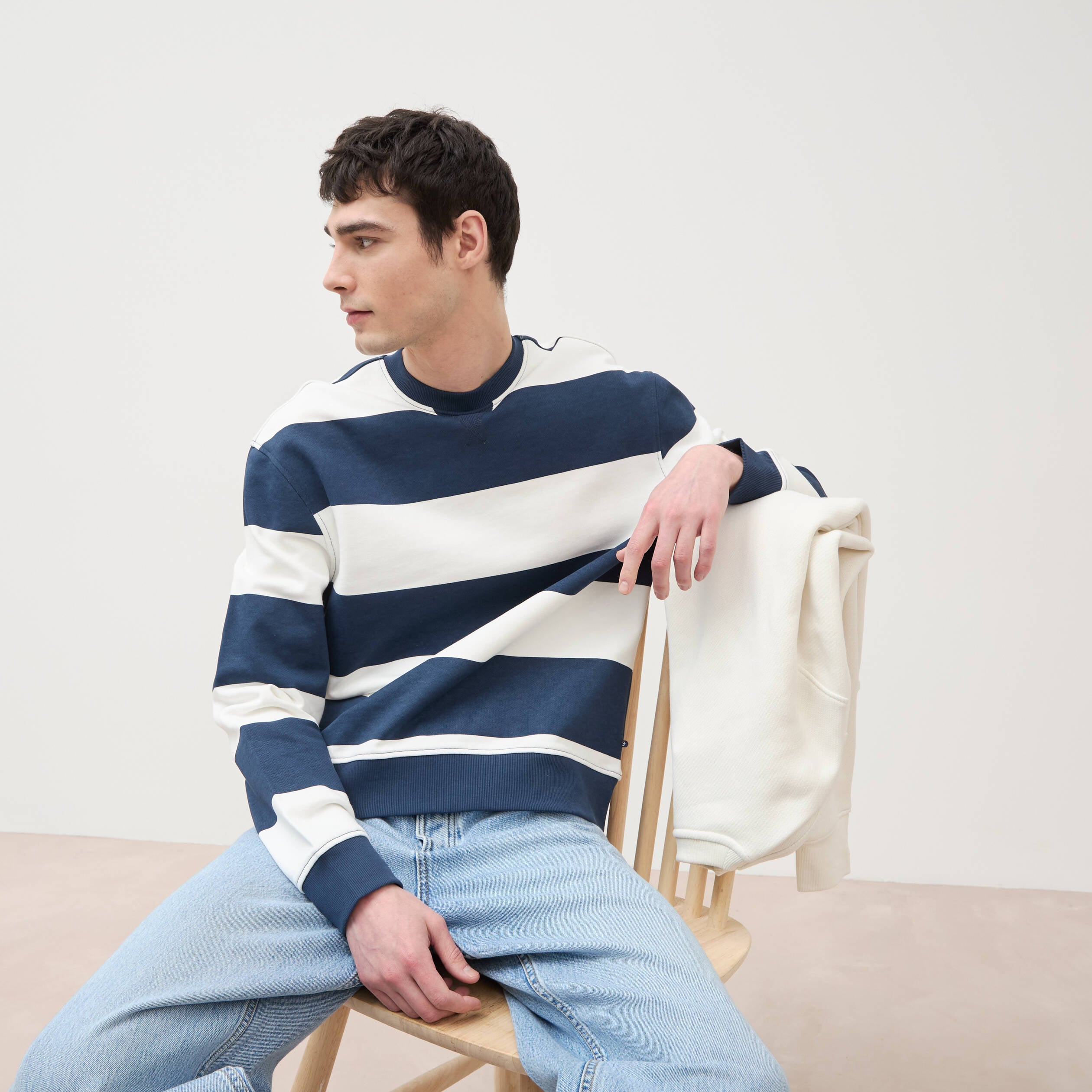 Sweat ray&eacute; col rond manches longues bleu marine homme
