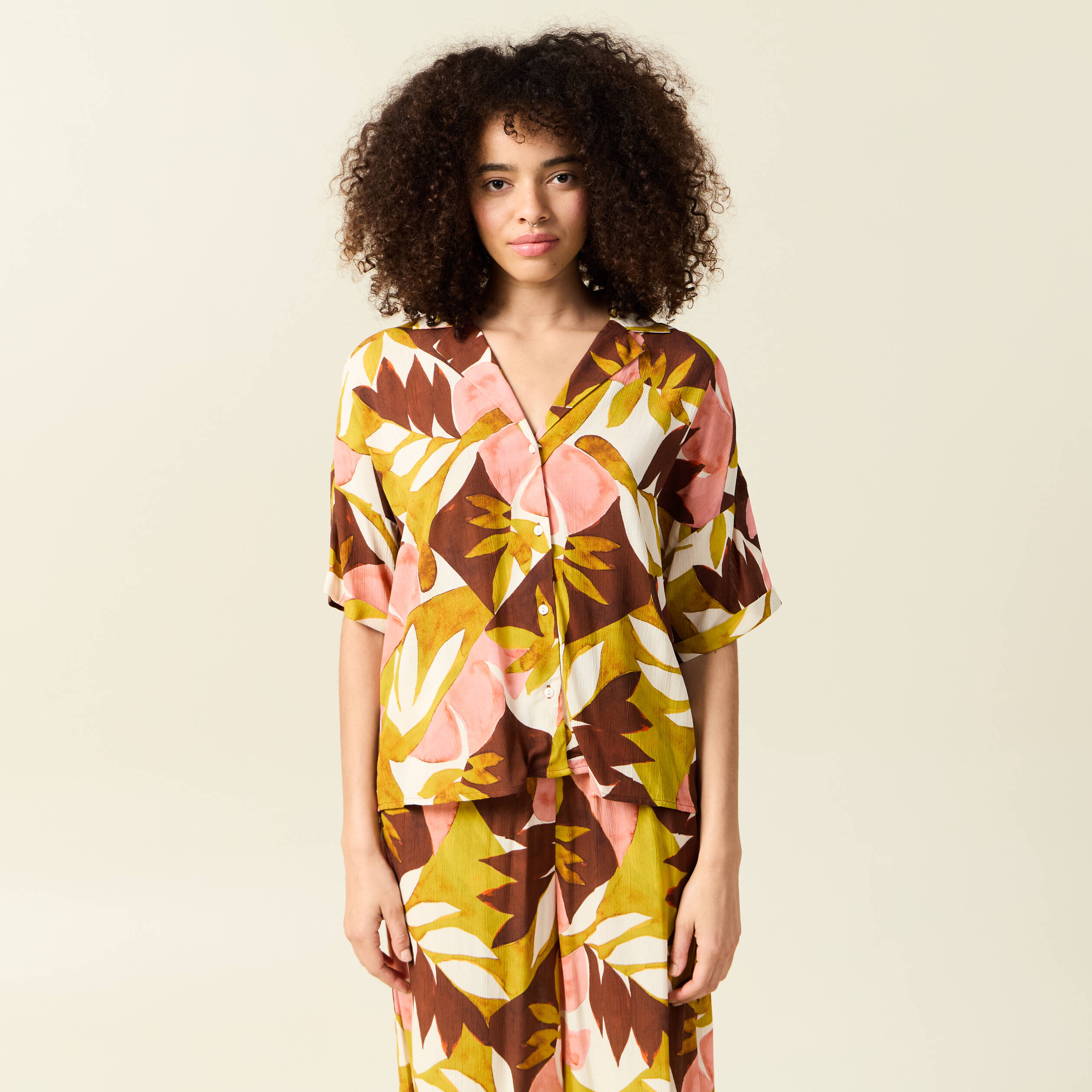 chemise manches courtes col cubain marron cognac femme Chemise manches courtes col cubain marron cognac femme