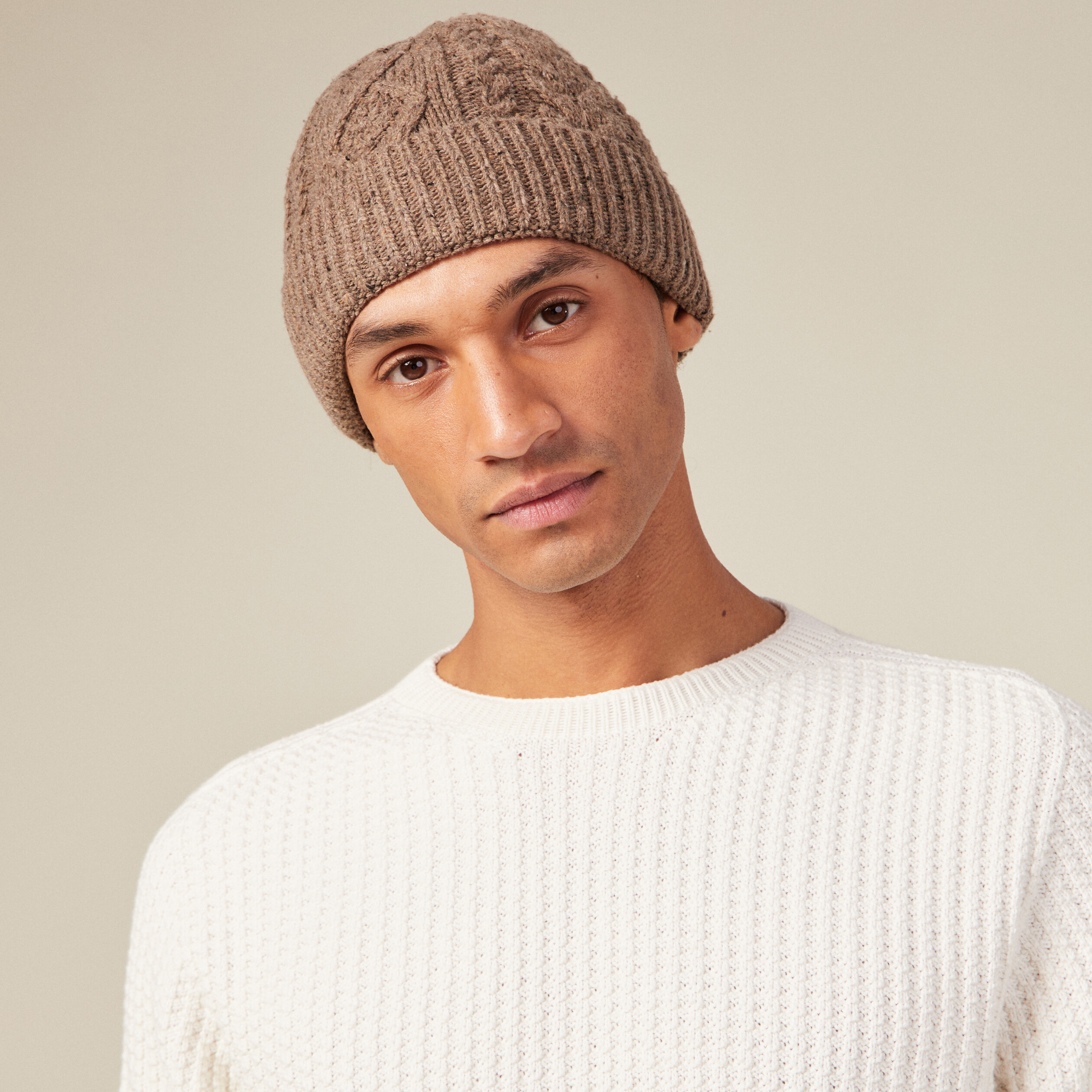Bonnet tricoté à torsades marron foncé homme