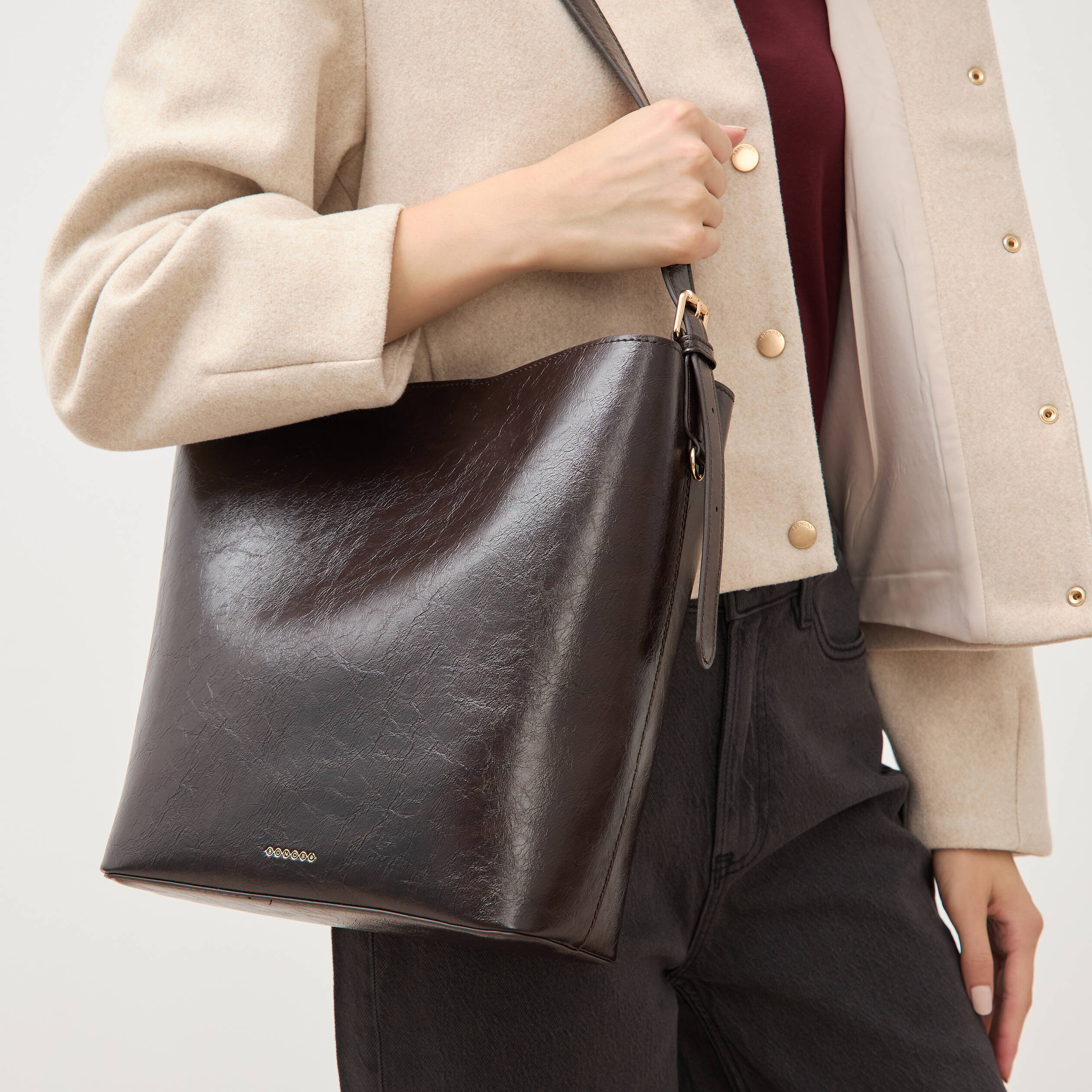 Sac bandouli&egrave;re marron fonc&eacute; femme