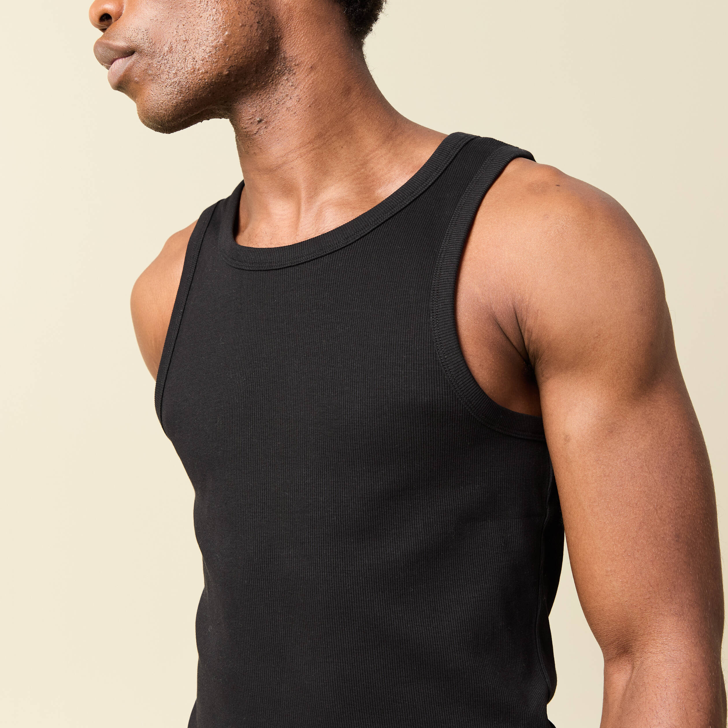 D&eacute;bardeur cintr&eacute; col rond sans manches noir homme