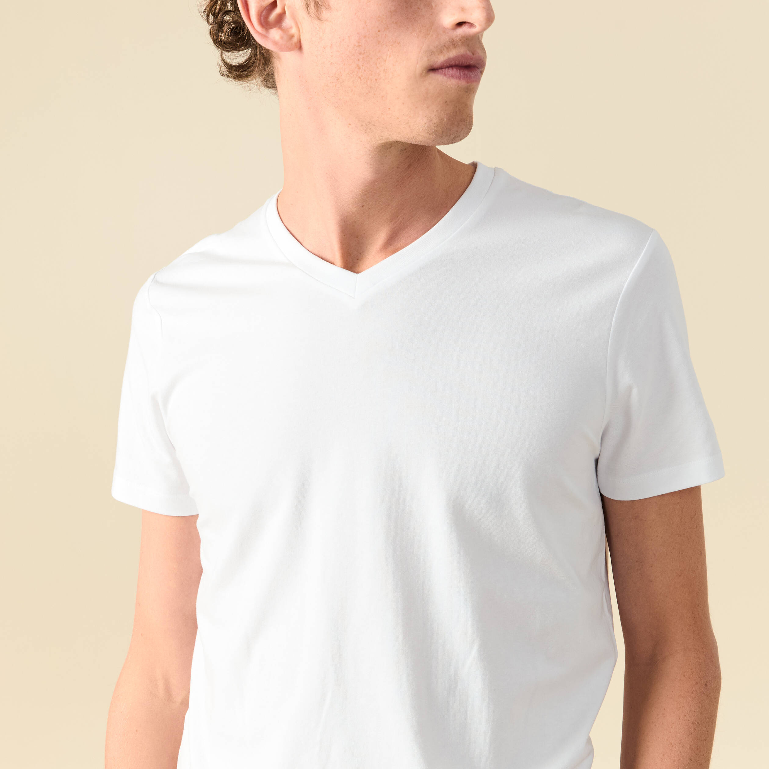 T-shirt ajust&eacute; col v manches courtes blanc homme