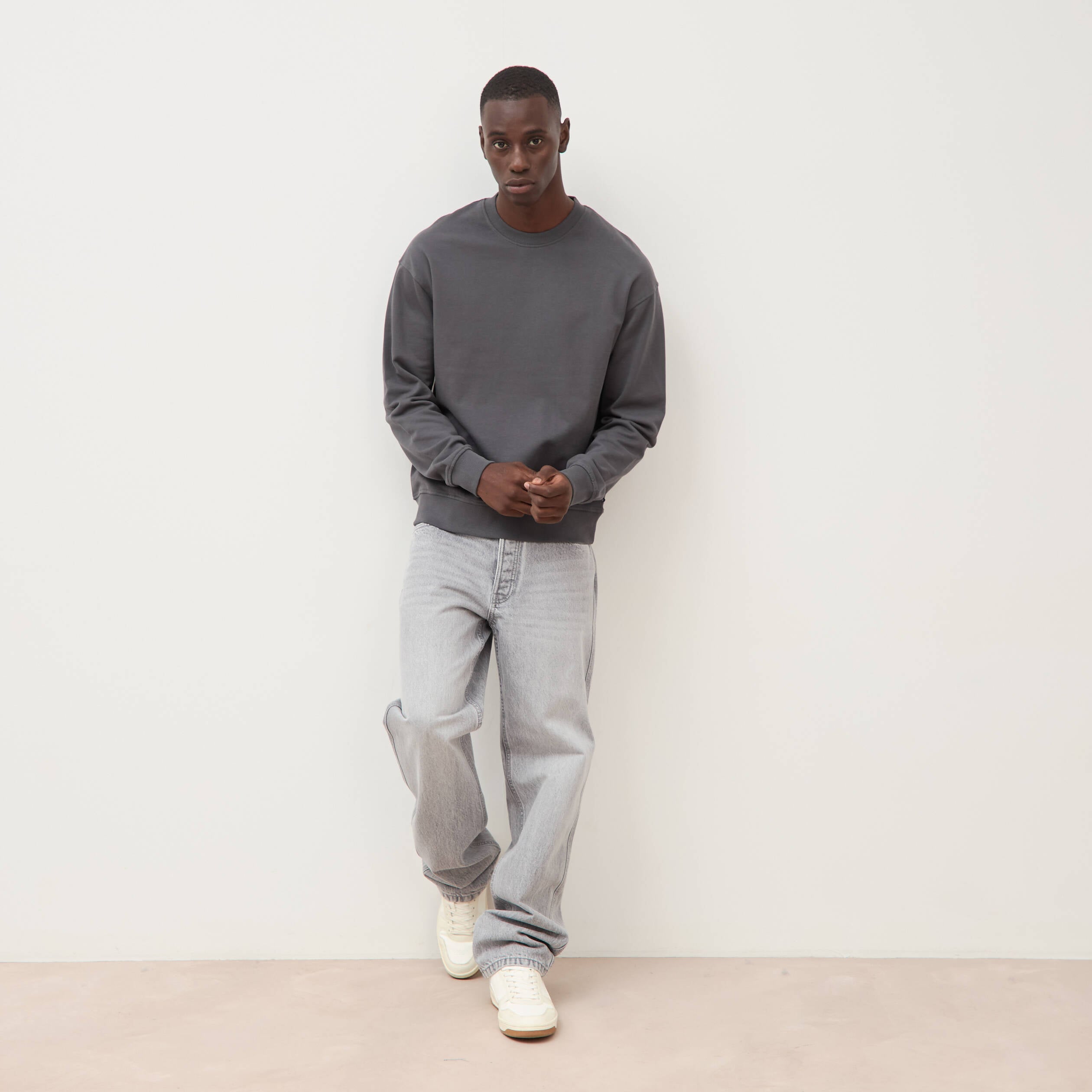 Sweat col rond manches longues en coton gris fonc&eacute; homme