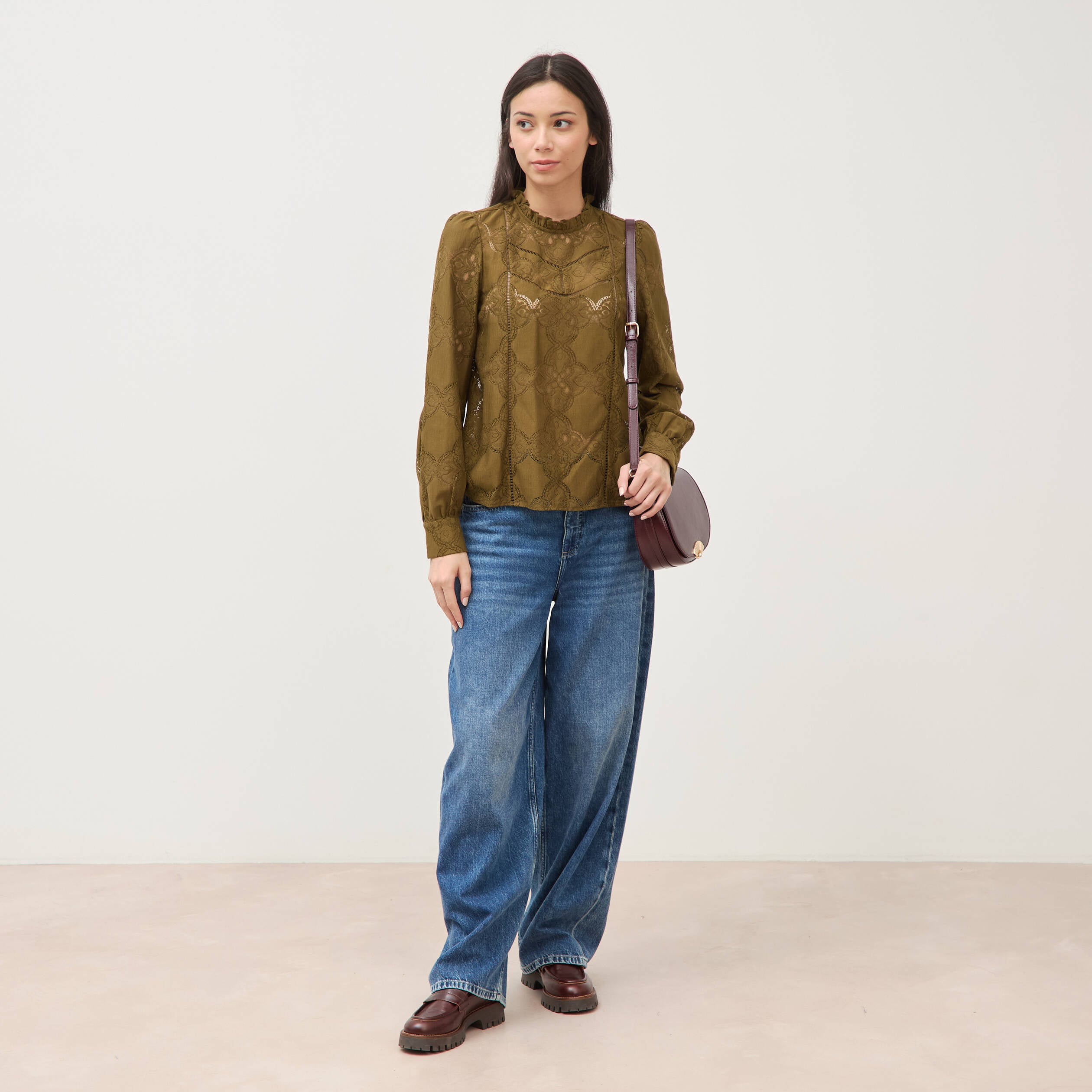 Blouse cintr&eacute;e dentelle manches longues vert olive femme