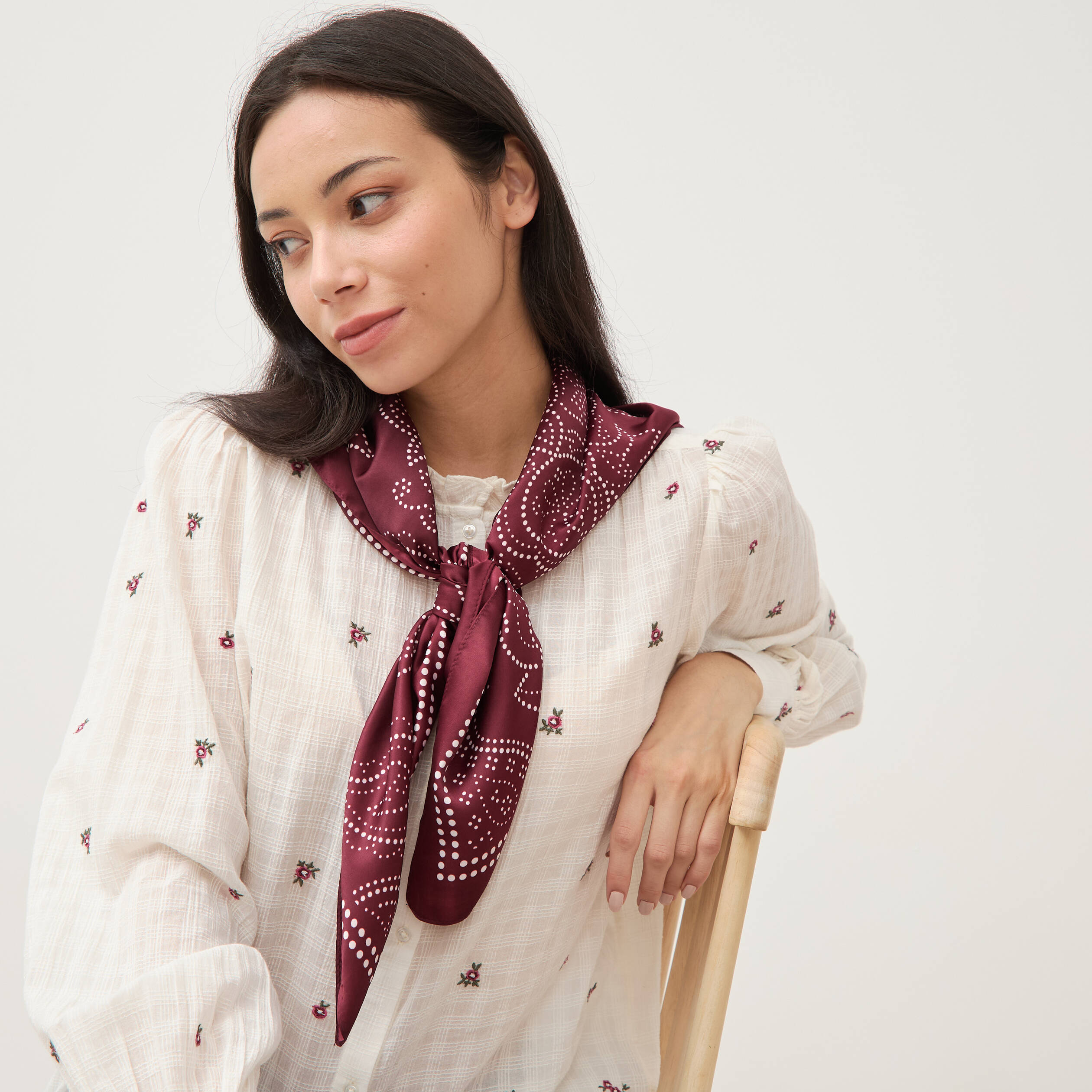 Foulard satin&eacute; bordeaux femme