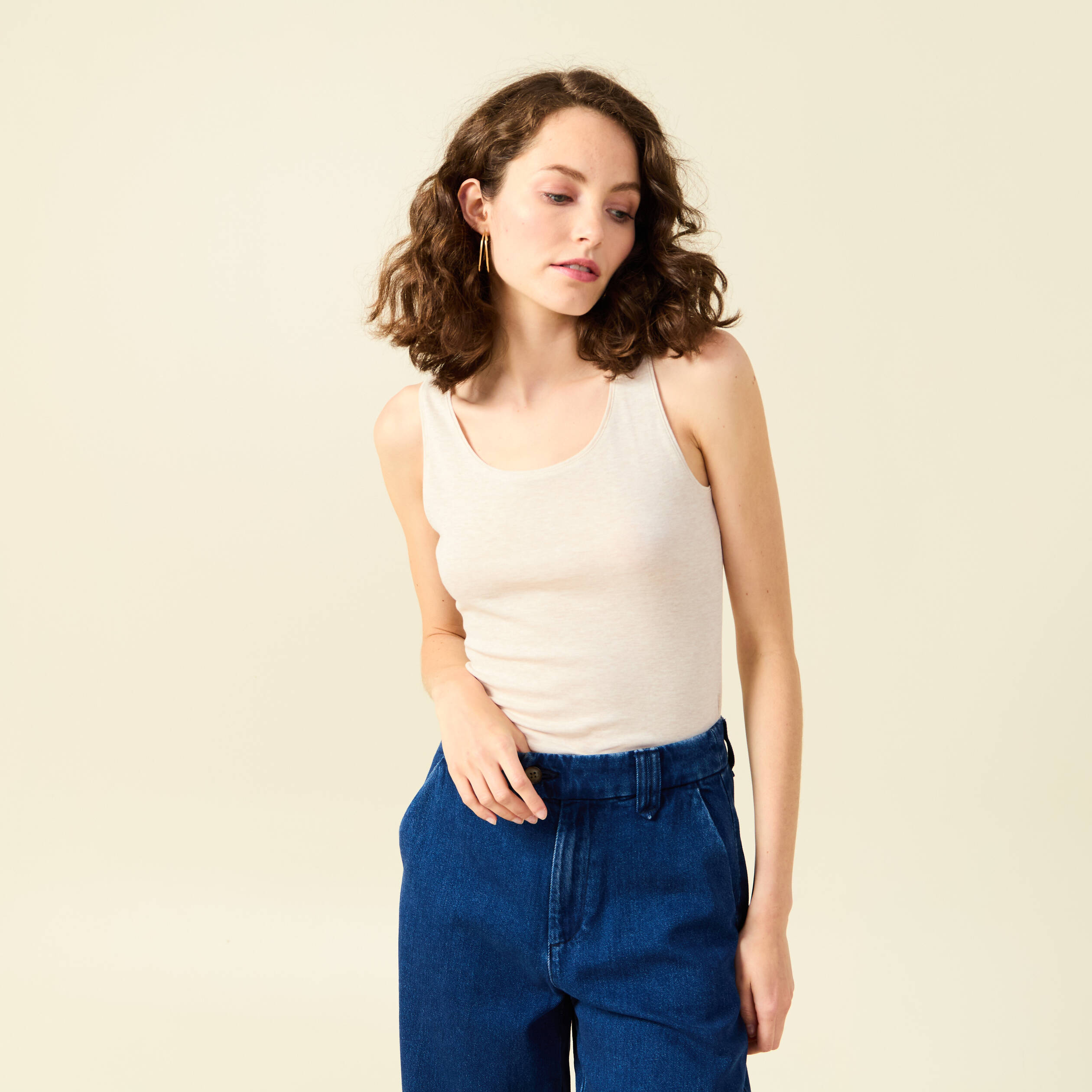 D&eacute;bardeur cintr&eacute; d&eacute;collet&eacute; sans manches beige femme