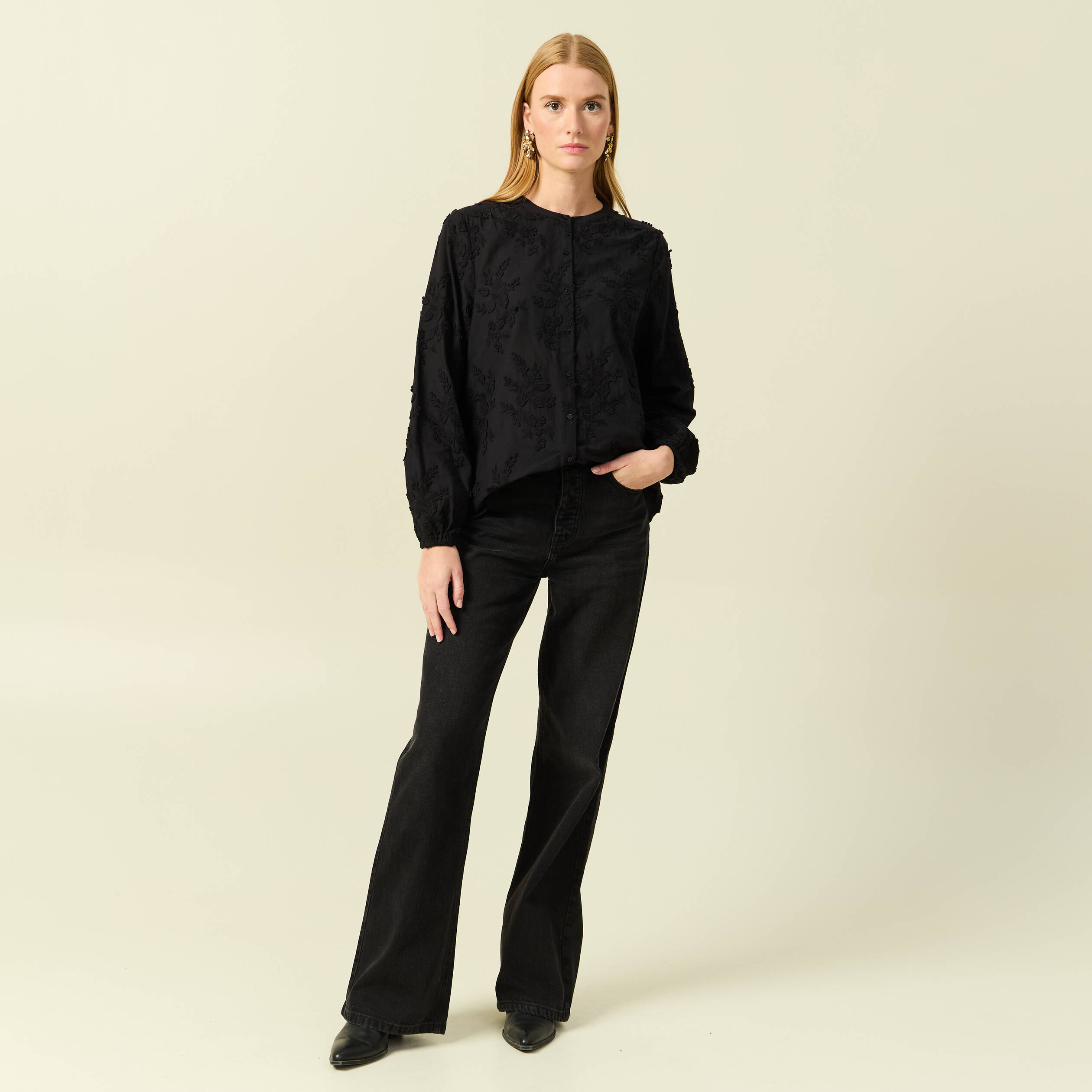 Chemise col rond manches longues brod&eacute;e noir femme