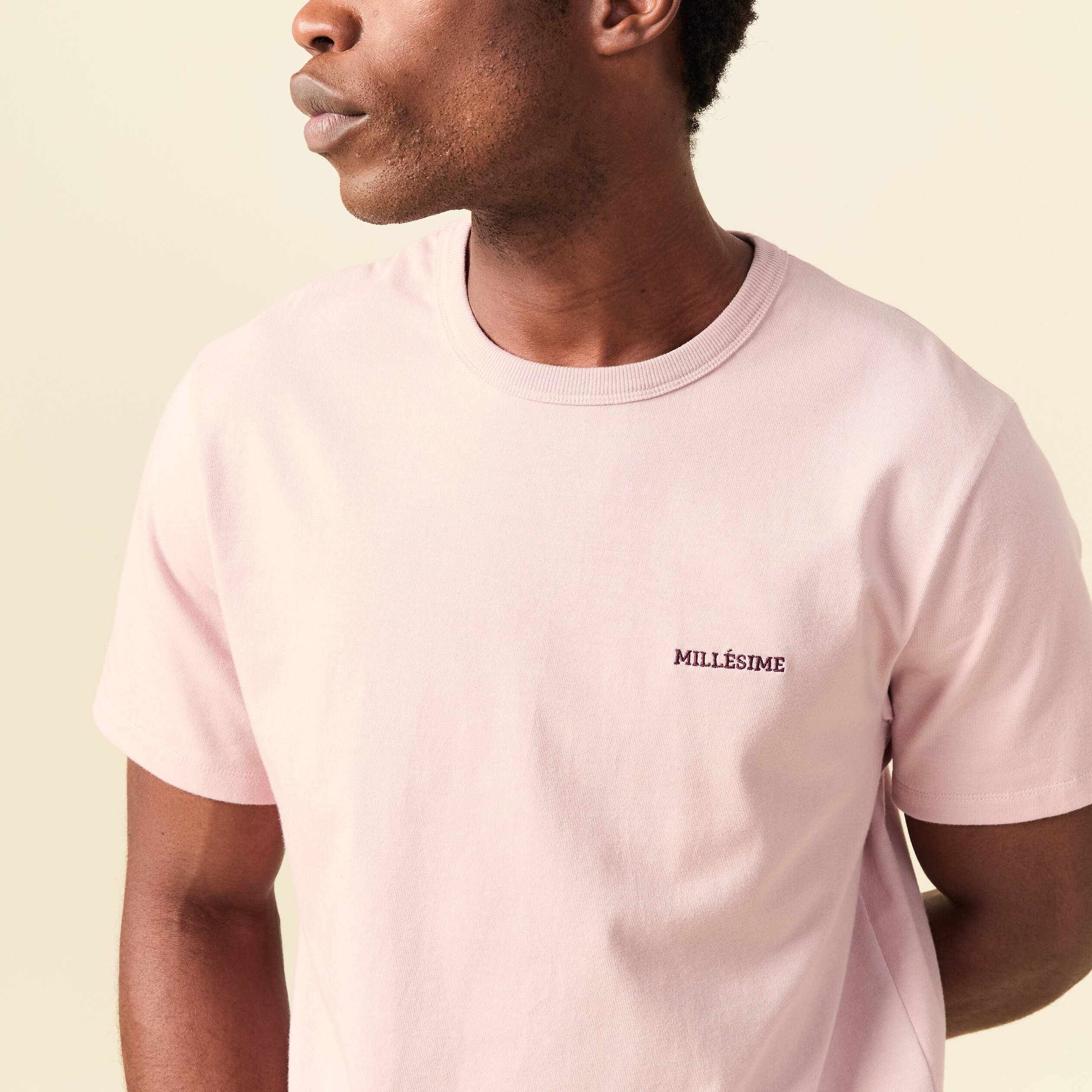 T-shirt col rond manches courtes brod&eacute; rose pastel homme