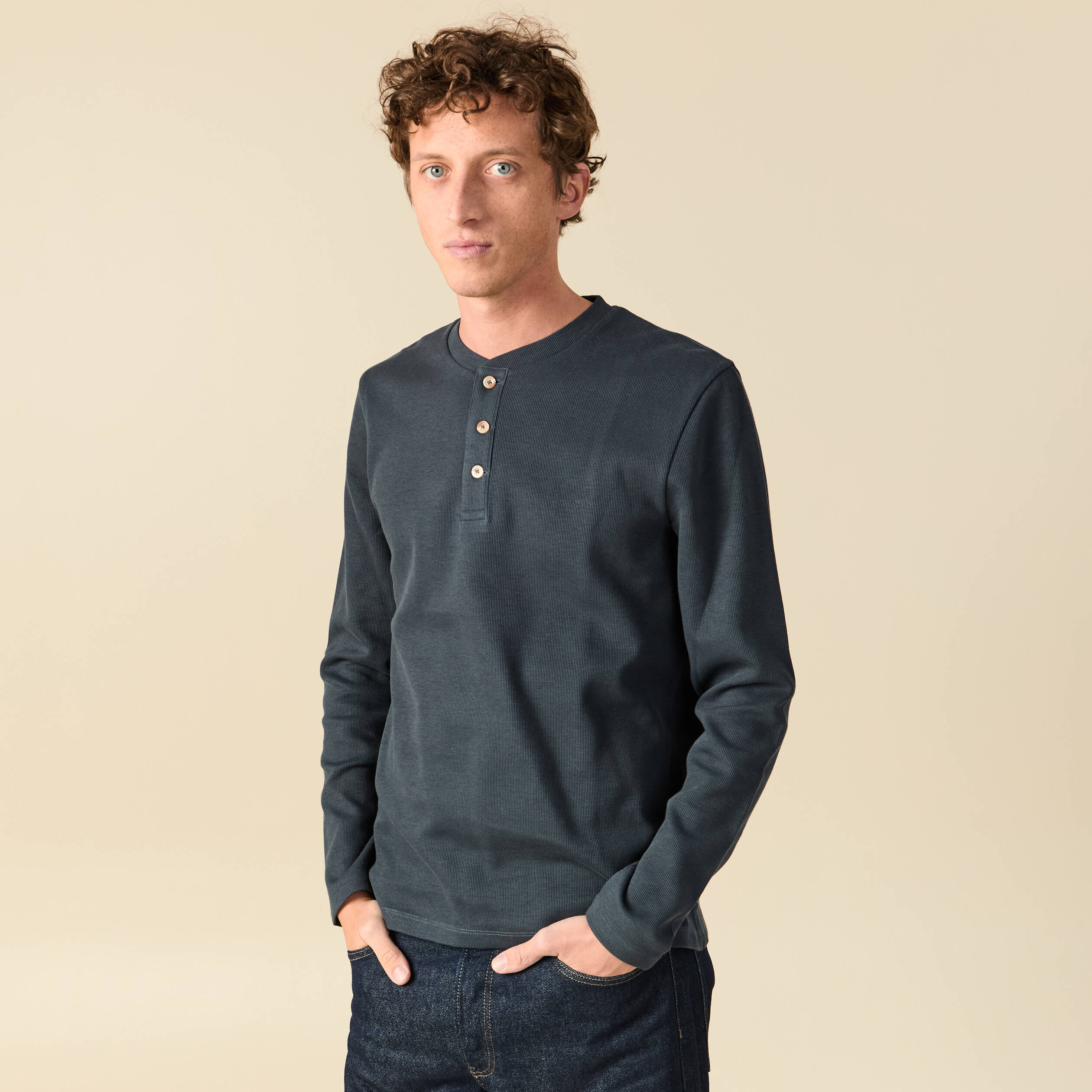 T-shirt cintr&eacute; en coton manches longues bleu gris homme