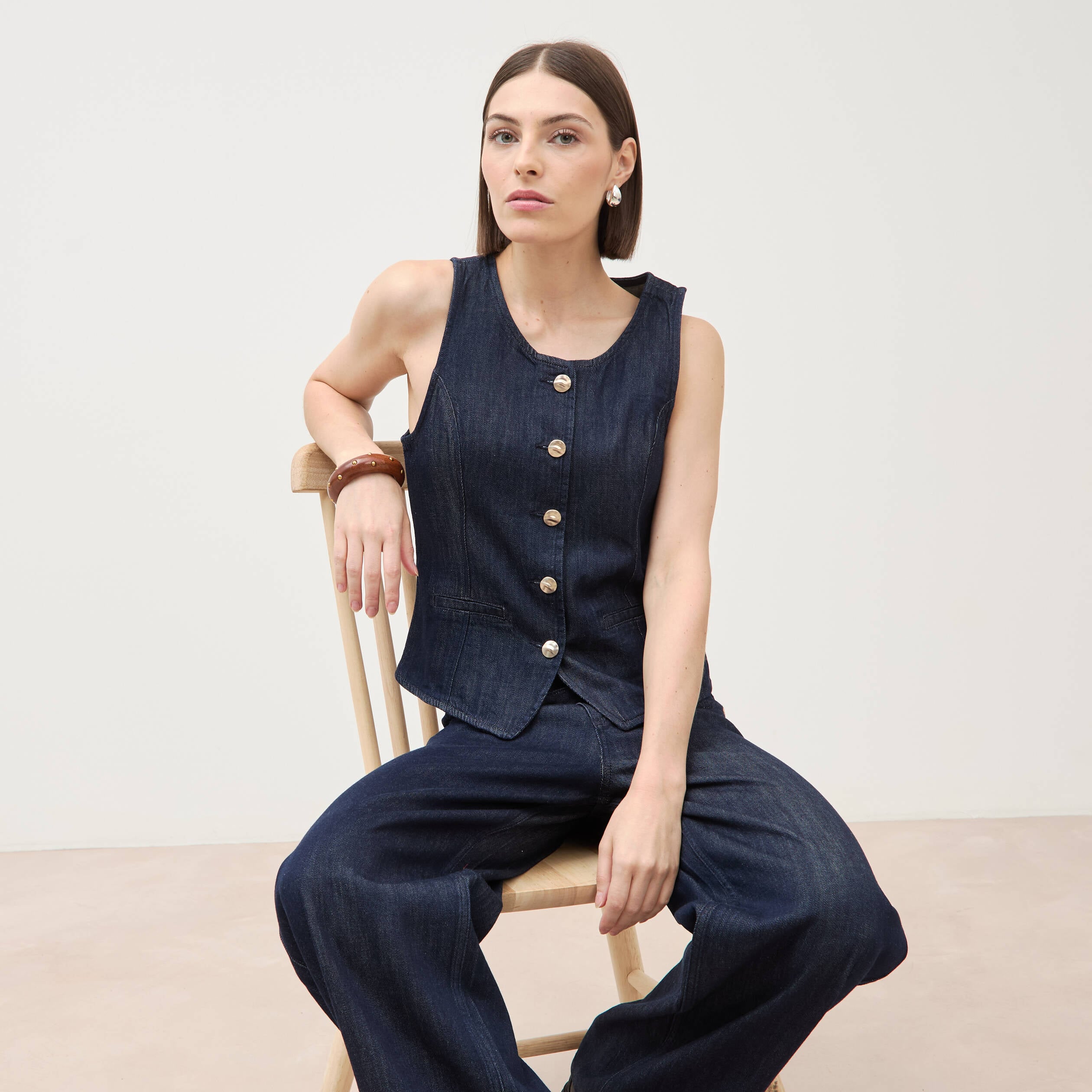 Gilet en jeans sans manches col rond denim brut femme