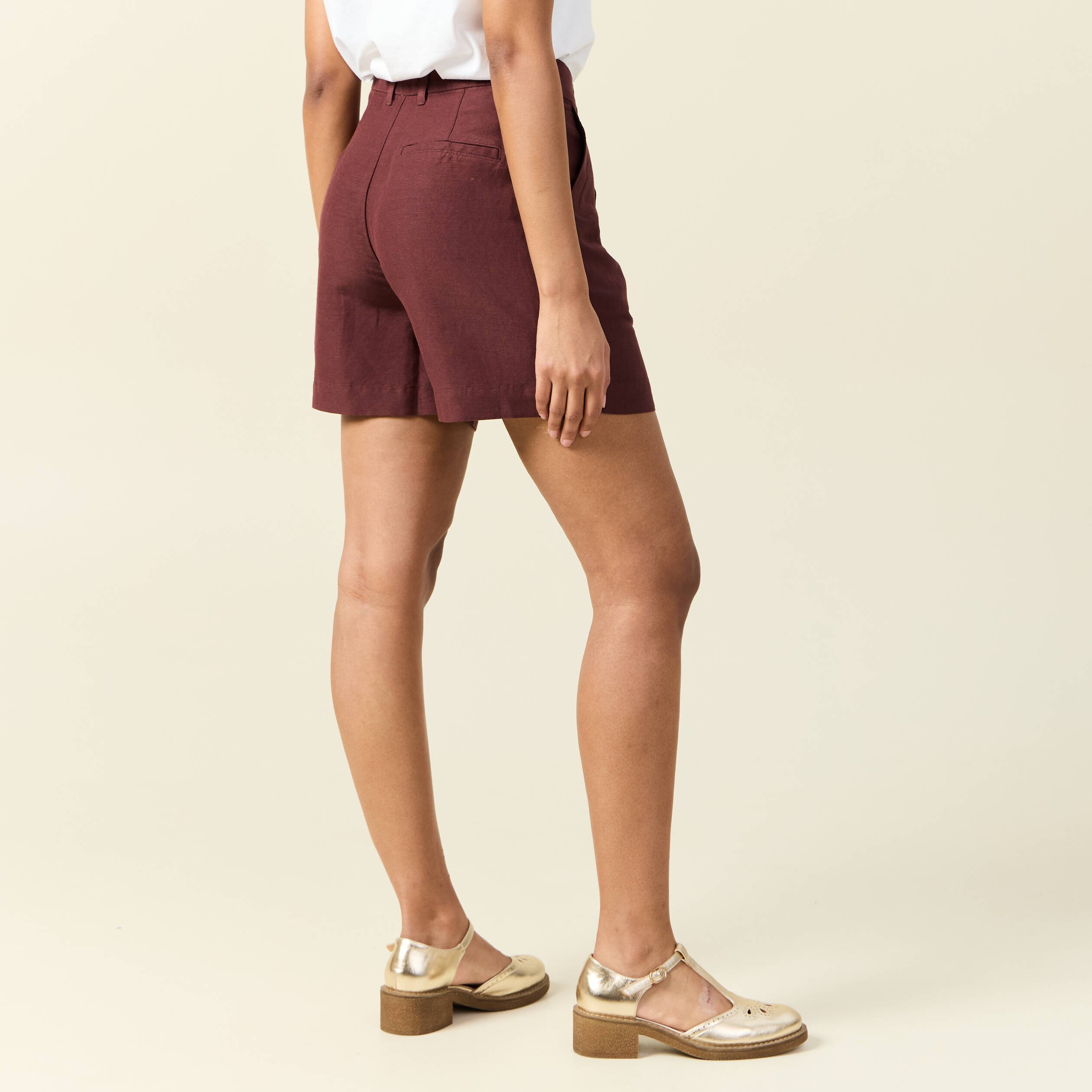 short droit avec pinces bordeaux femme Short droit avec pinces bordeaux femme