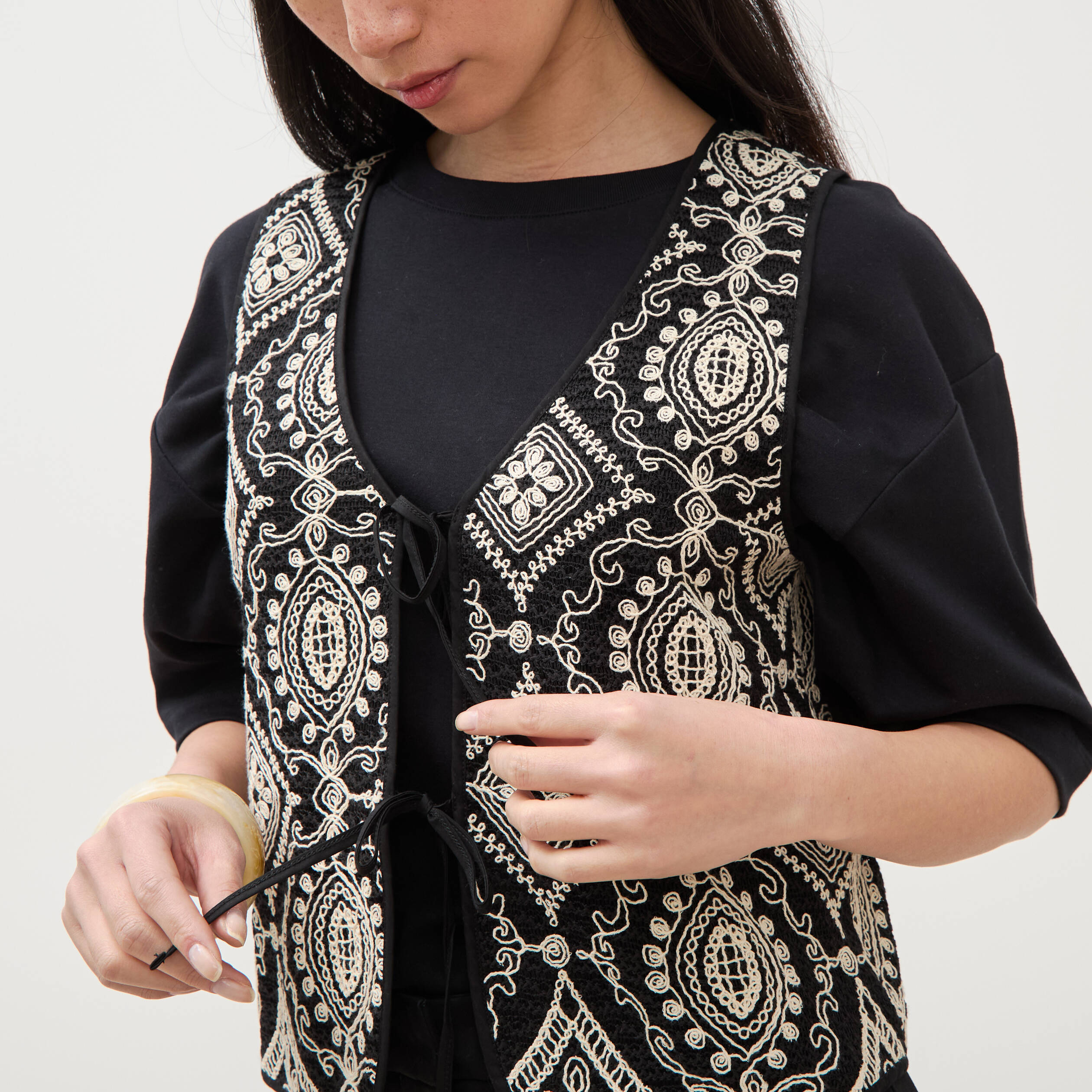 Cardigan sans manches avec broderies noir femme