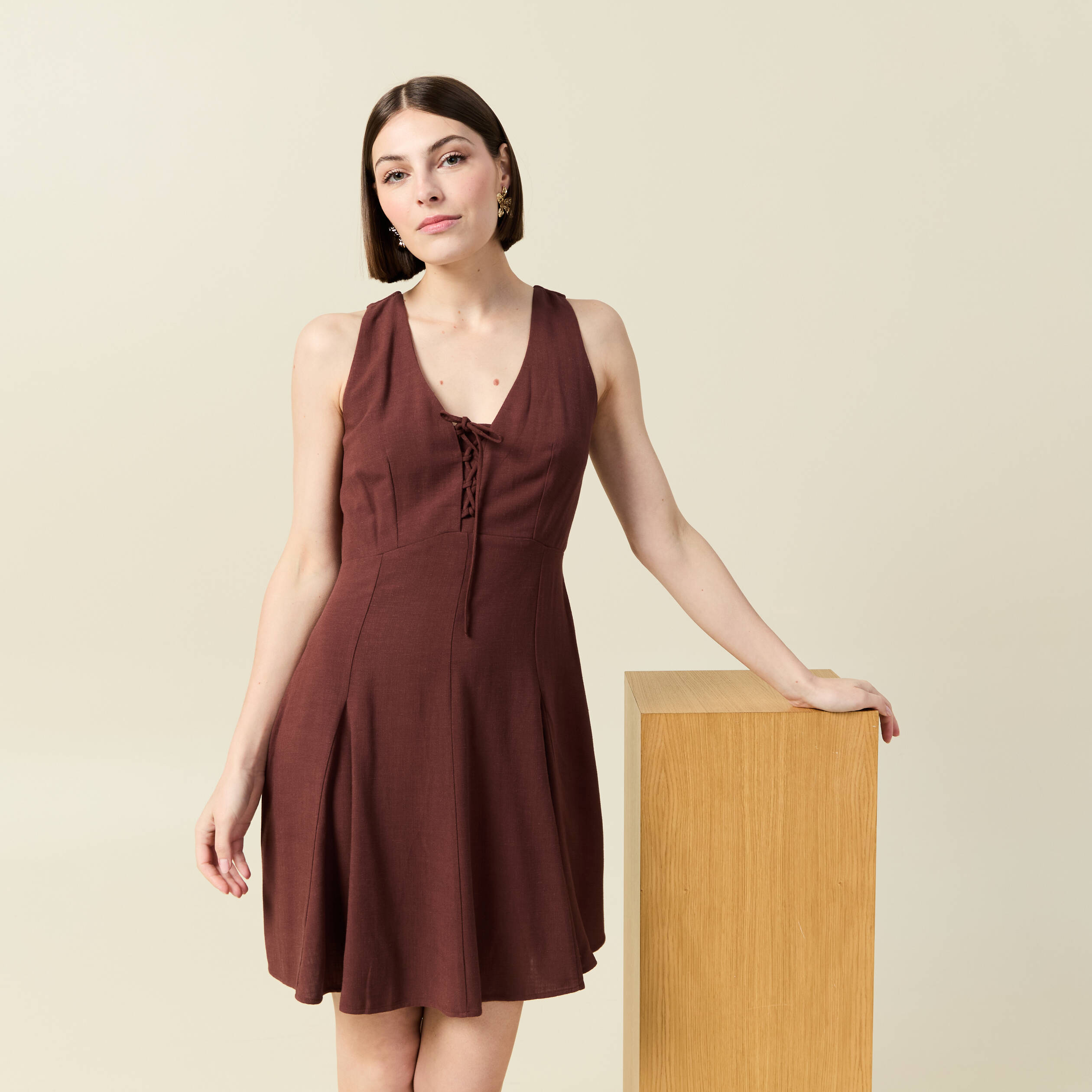 Robe sans manches col V marron femme