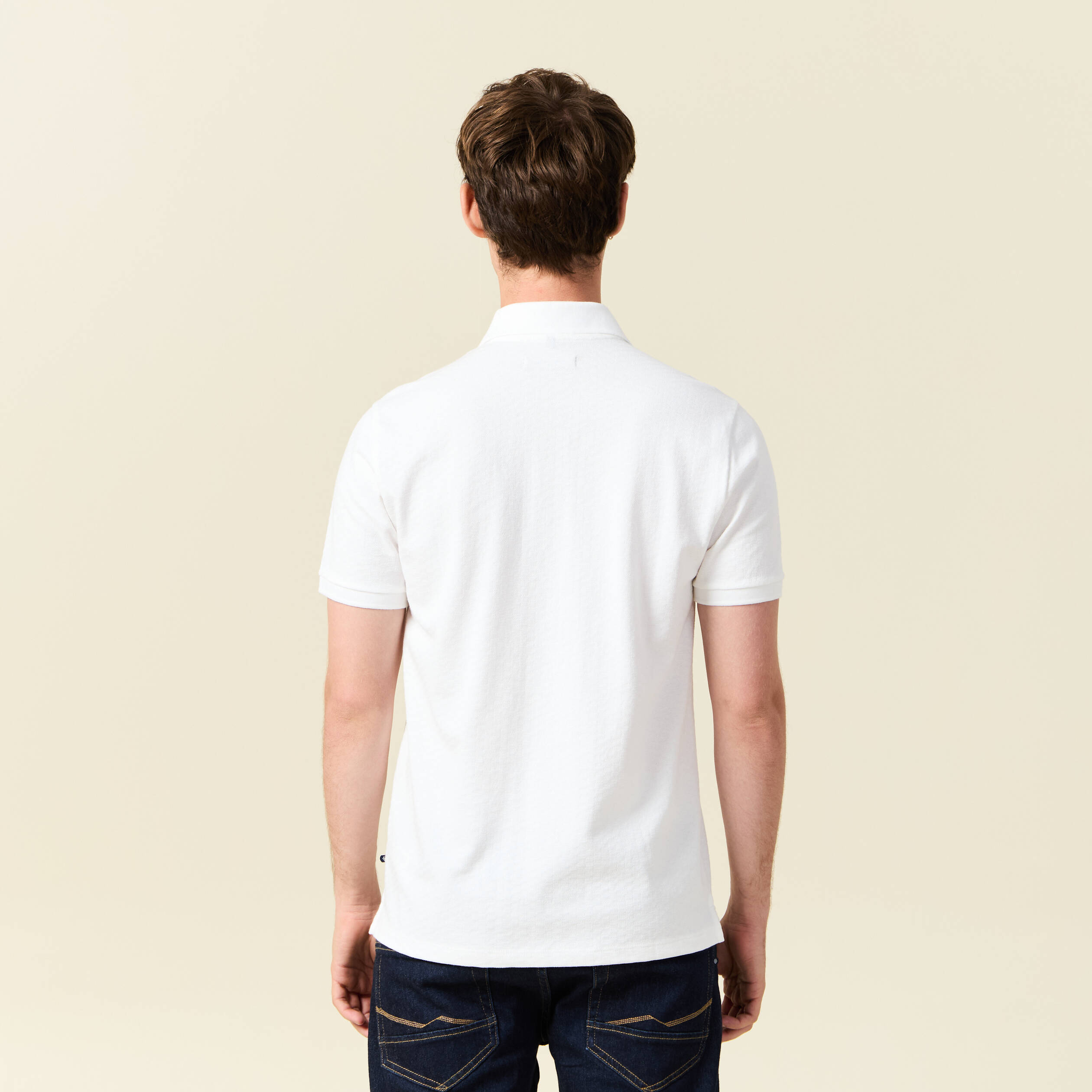 Polo cintr&eacute; en coton manches courtes blanc homme