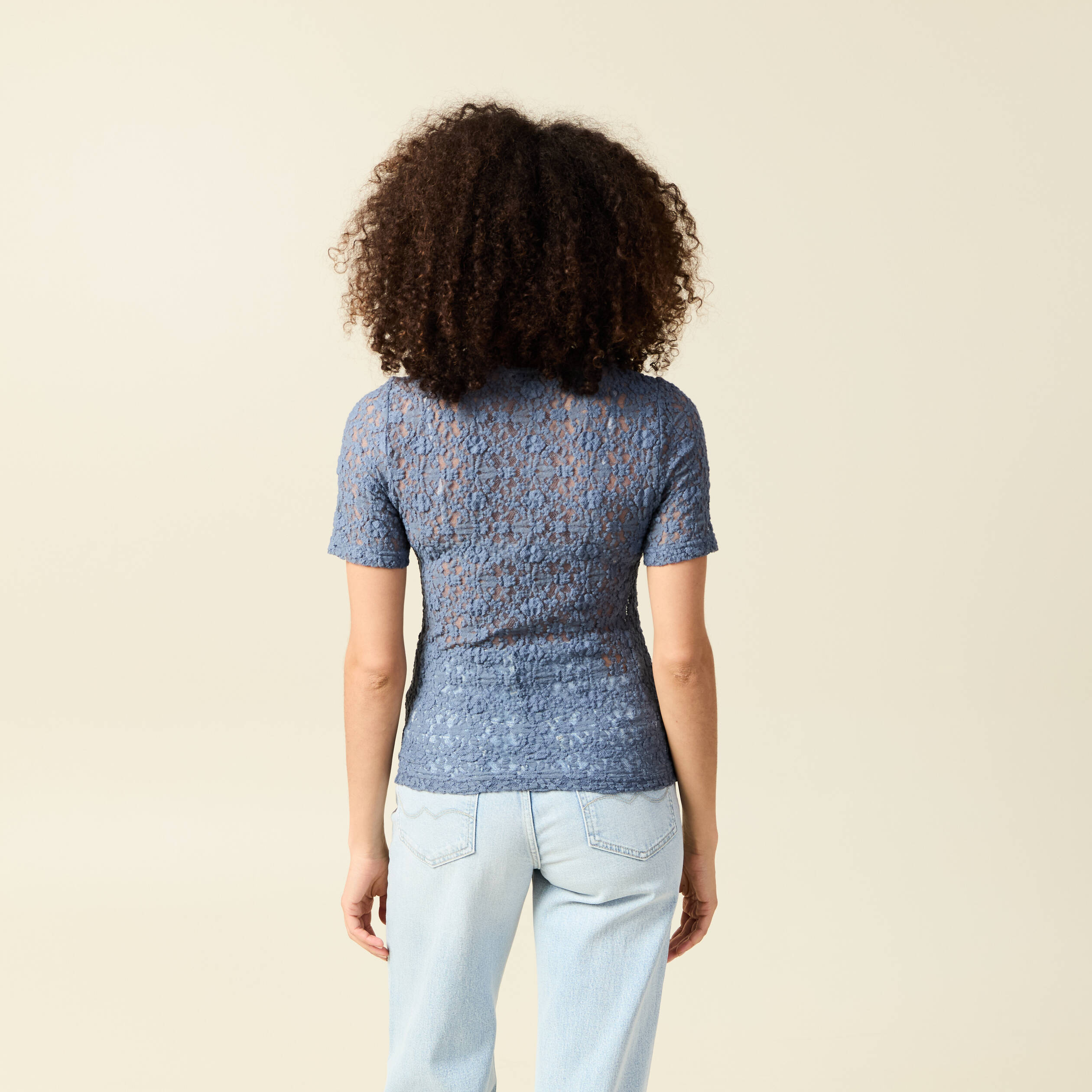 T-shirt cintr&eacute; col rond dentelle bleu gris femme