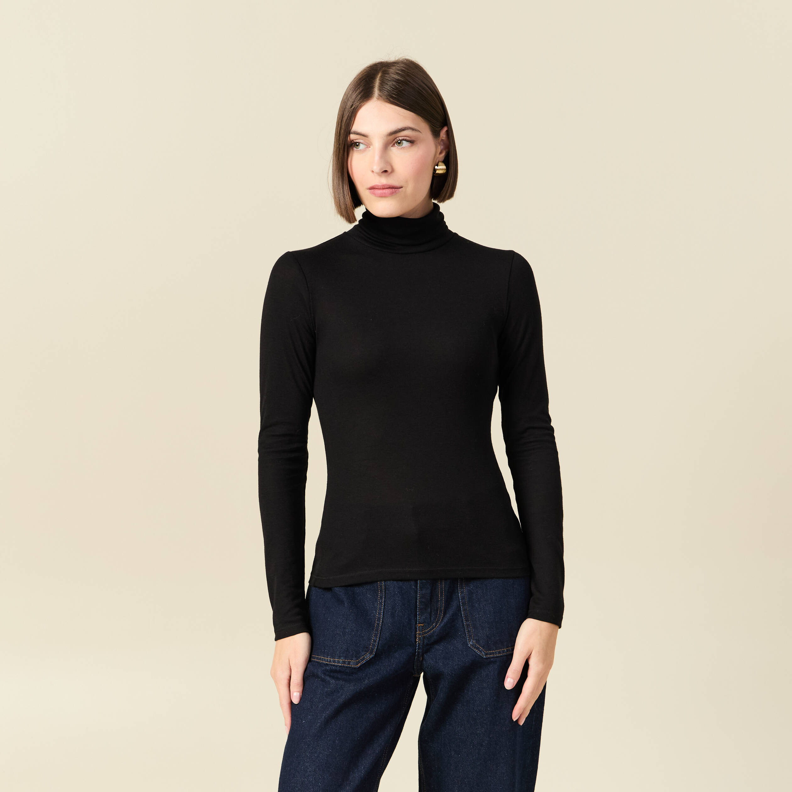 T-shirt cintr&eacute; manches longues col roul&eacute; noir femme