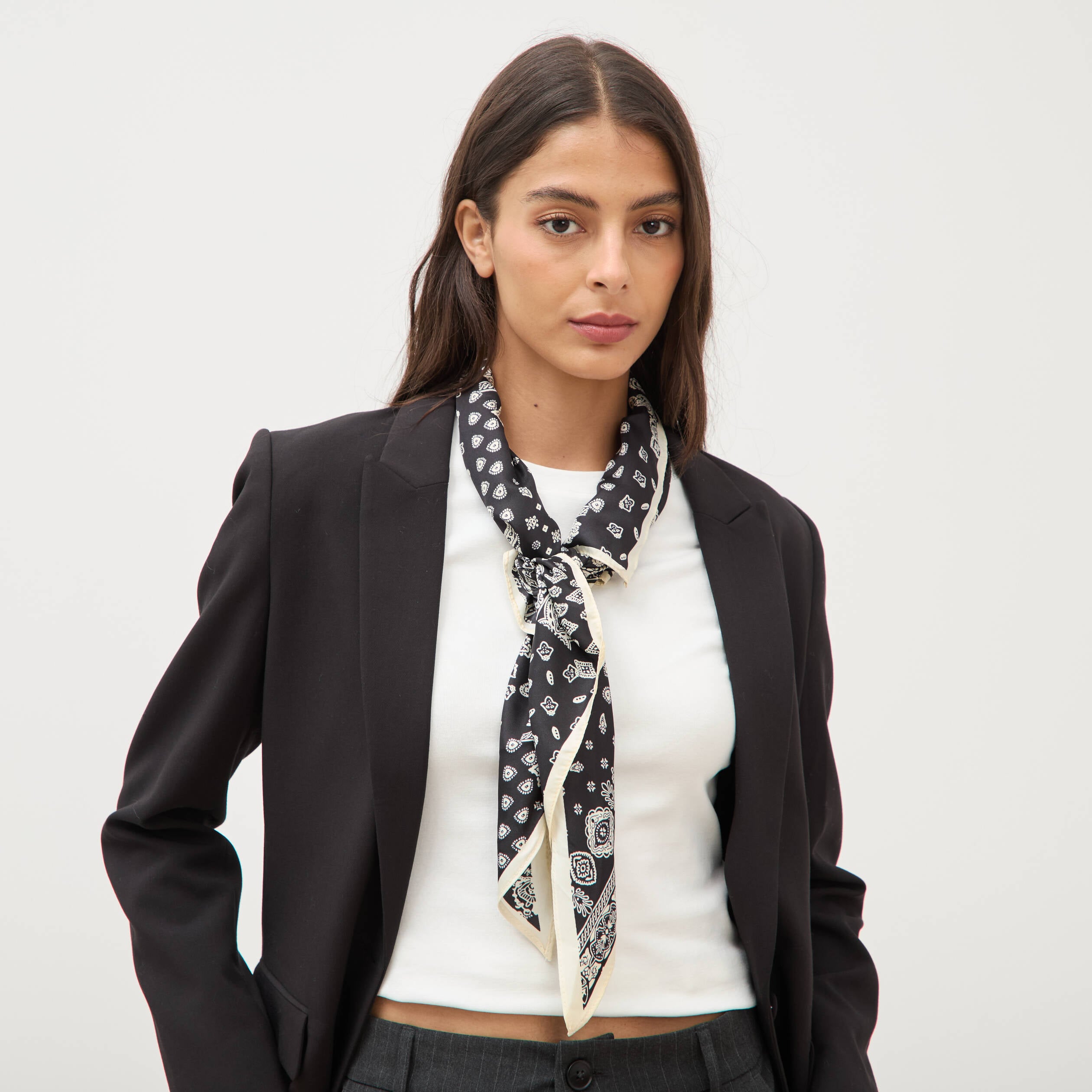 Foulard satin&eacute; noir femme