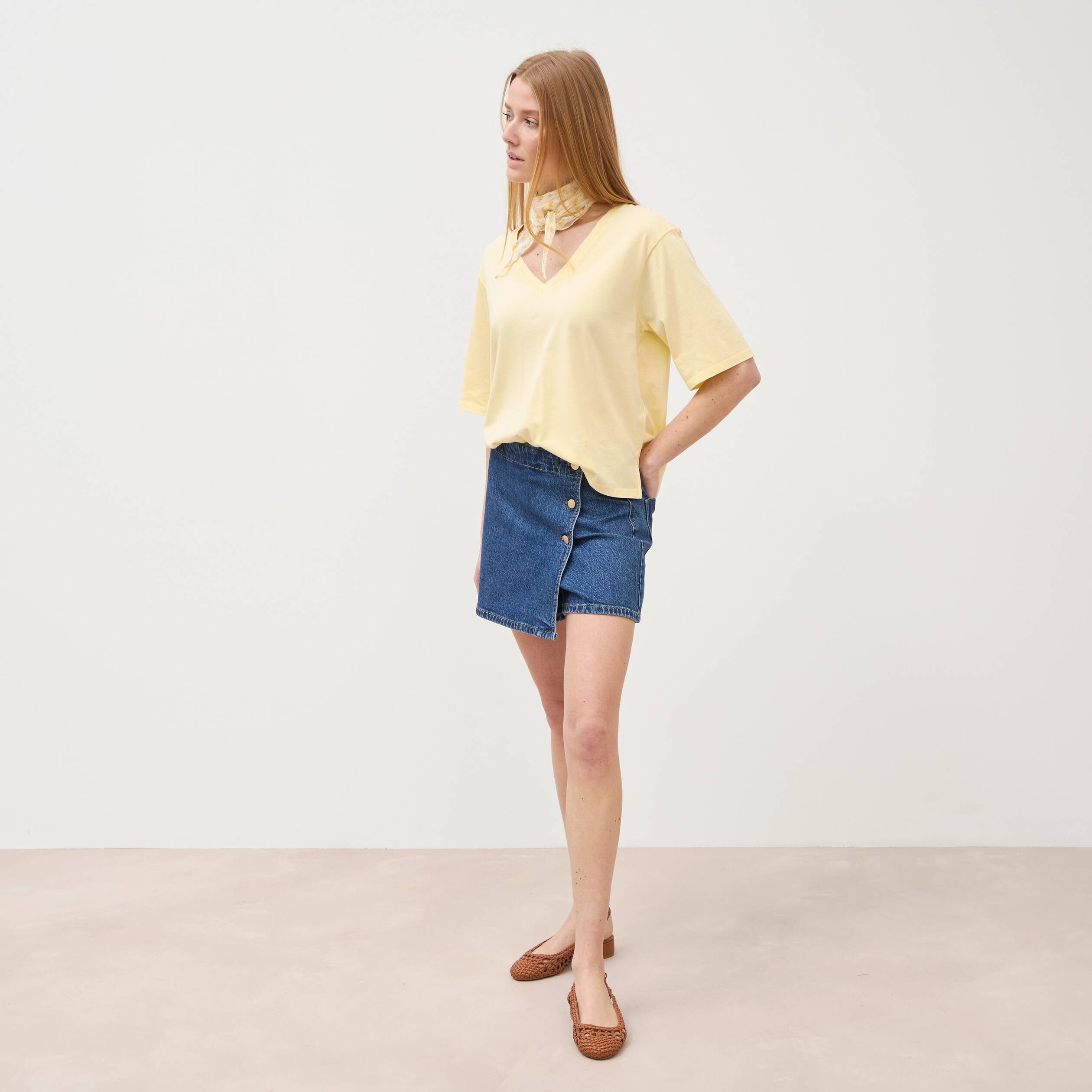 T-shirt col v manches courtes en coton jaune clair femme