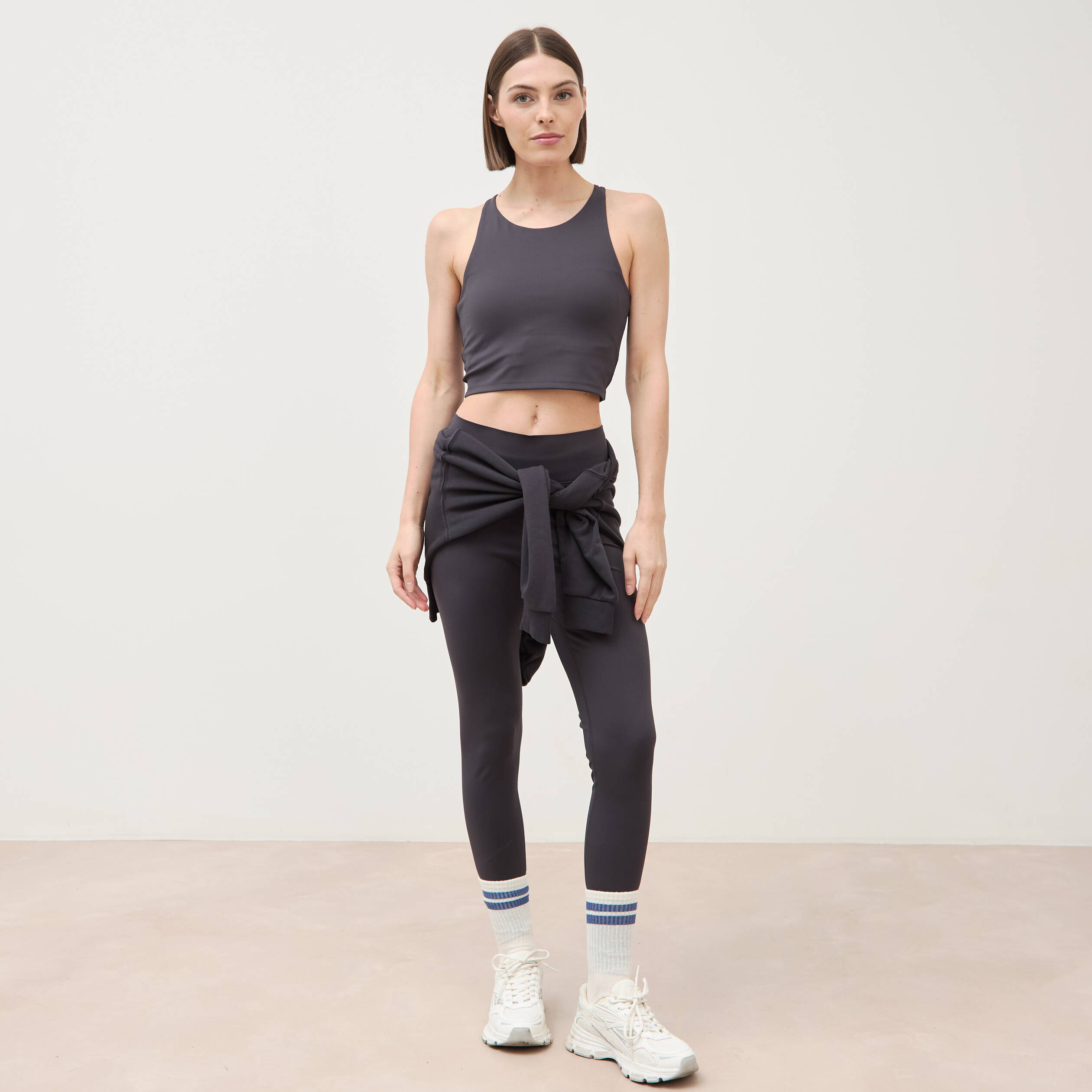 Brassi&egrave;re ajust&eacute;e cropped gris fonc&eacute; femme