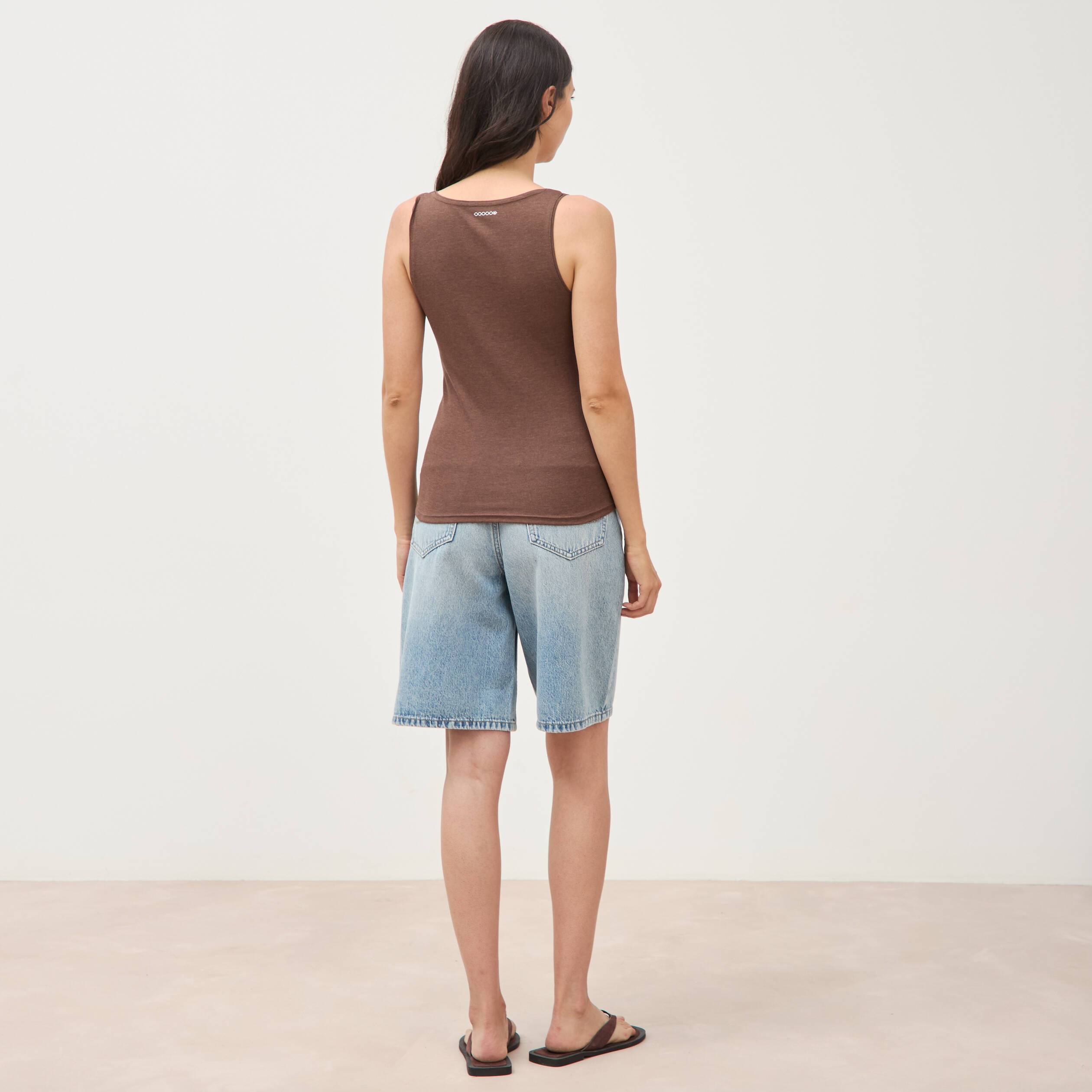 D&eacute;bardeur cintr&eacute; d&eacute;collet&eacute; sans manches marron femme