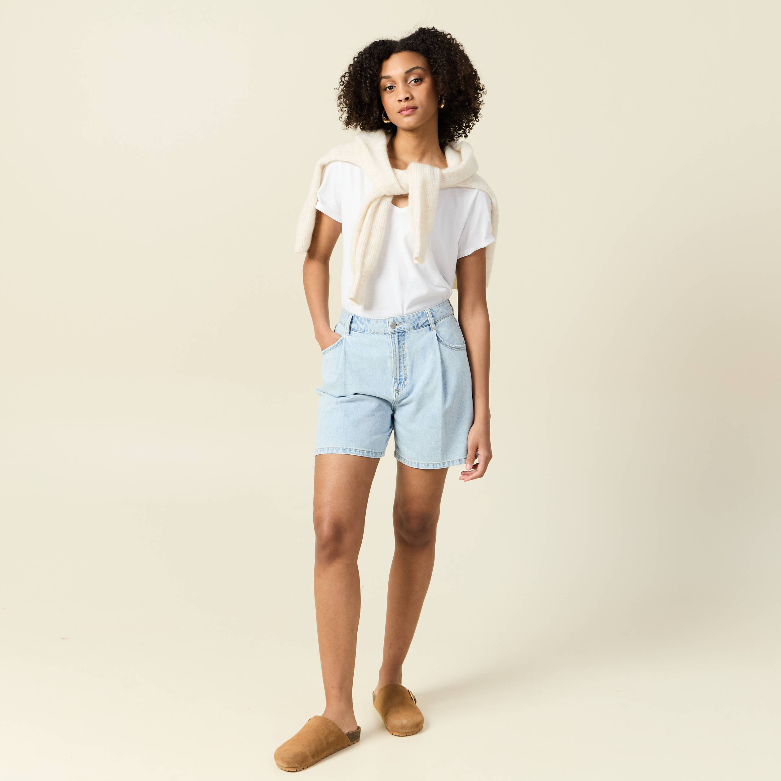 Short droit en jean &agrave; pinces denim bleach femme